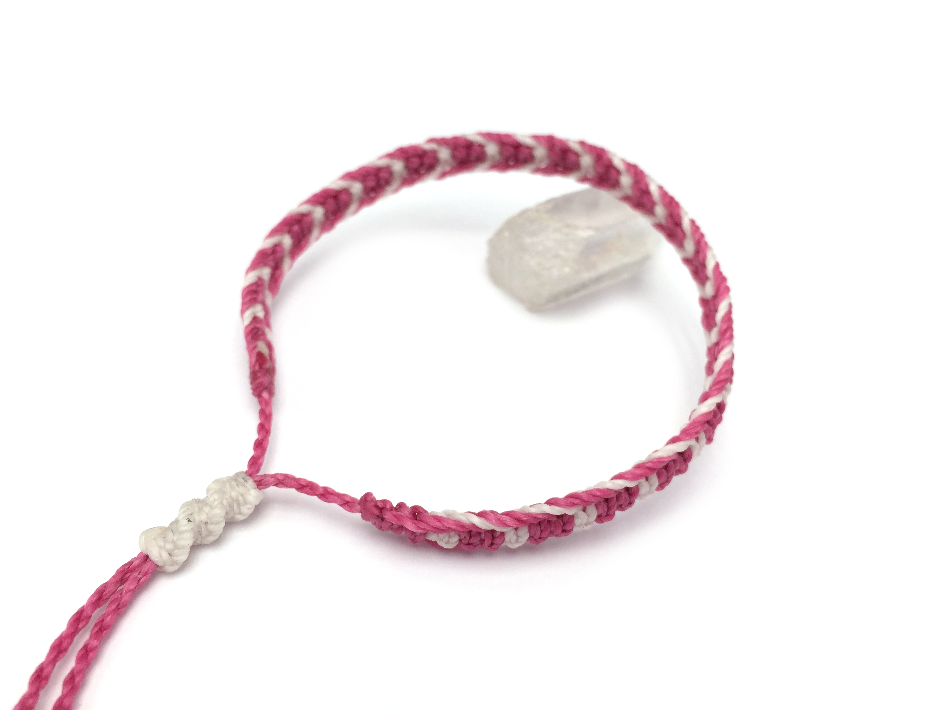  Bracelet Rose Fuchsia & Blanc Modèle Plat Tissé Main Avec du Fil Ciré. Ajustable & Résistant à l'eau. 