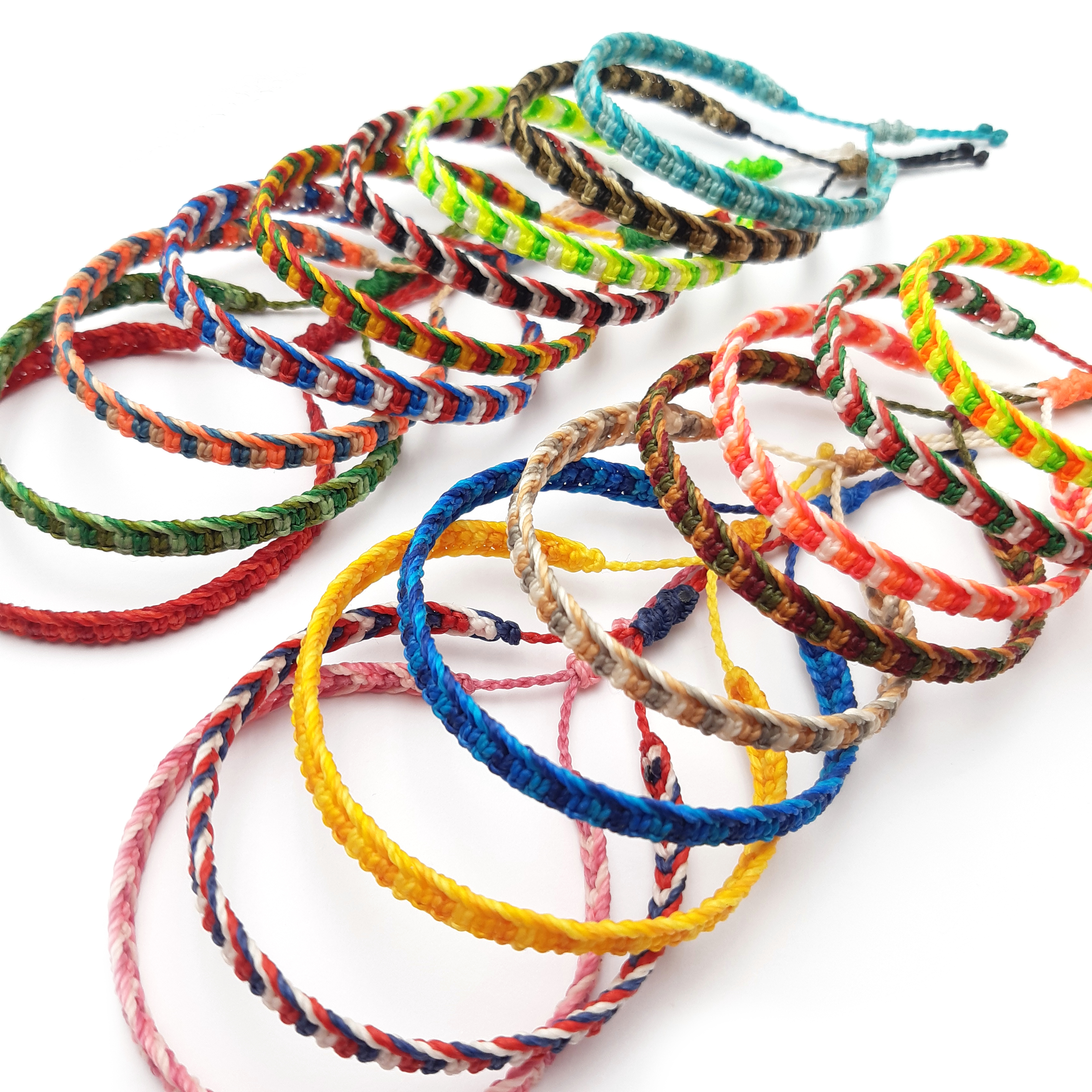  Bracelet Vert (3 Nuances) Modèle Plat Tissé Main Avec Du Fil Ciré. Ajustable & Résistant à l'eau.