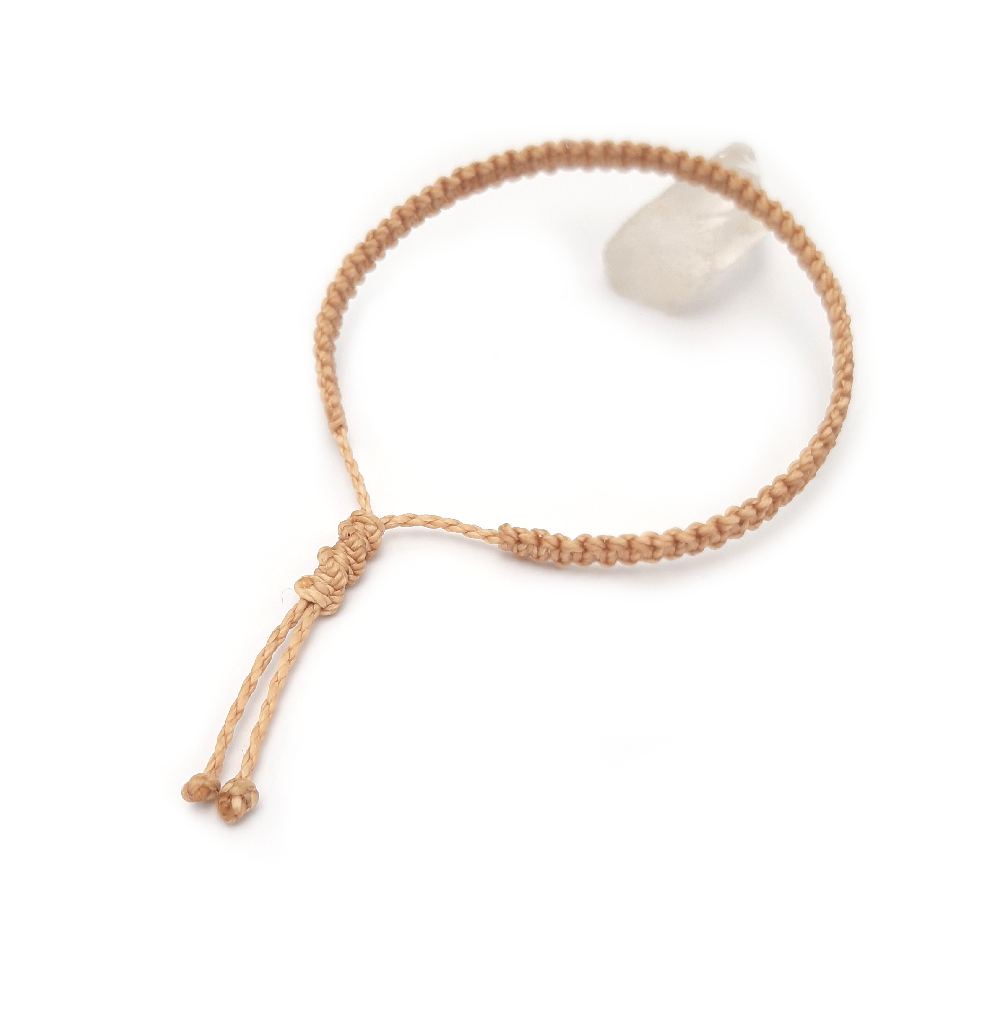 Bracelet Beige Modèle Fin Tissé Main Avec Du Fil Ciré. Ajustable & Résistant à l'eau.