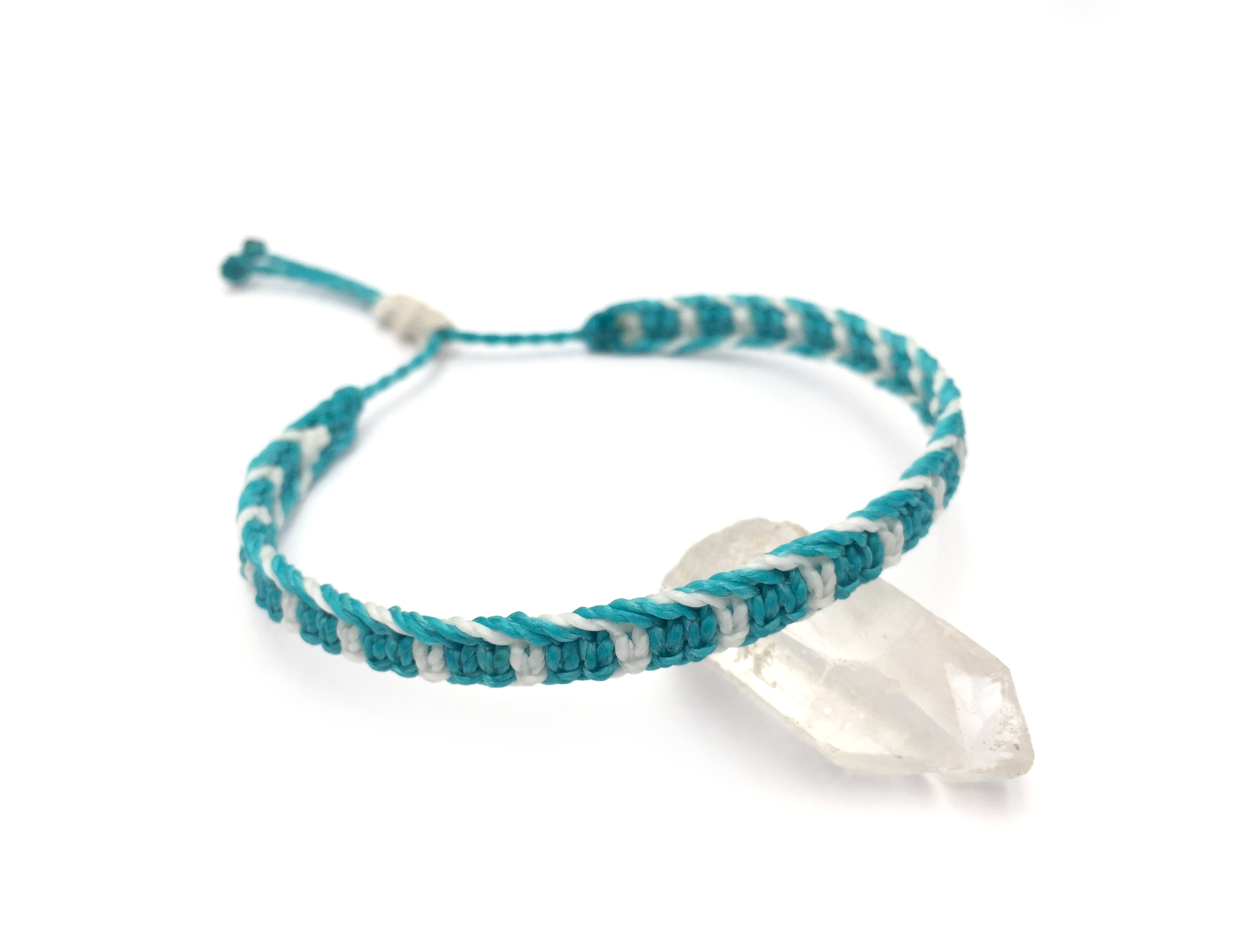 Bracelet Bleu Turquoise & Blanc Modèle Plat Tissé Main Avec du Fil Ciré. Ajustable & Résistant à l'eau.