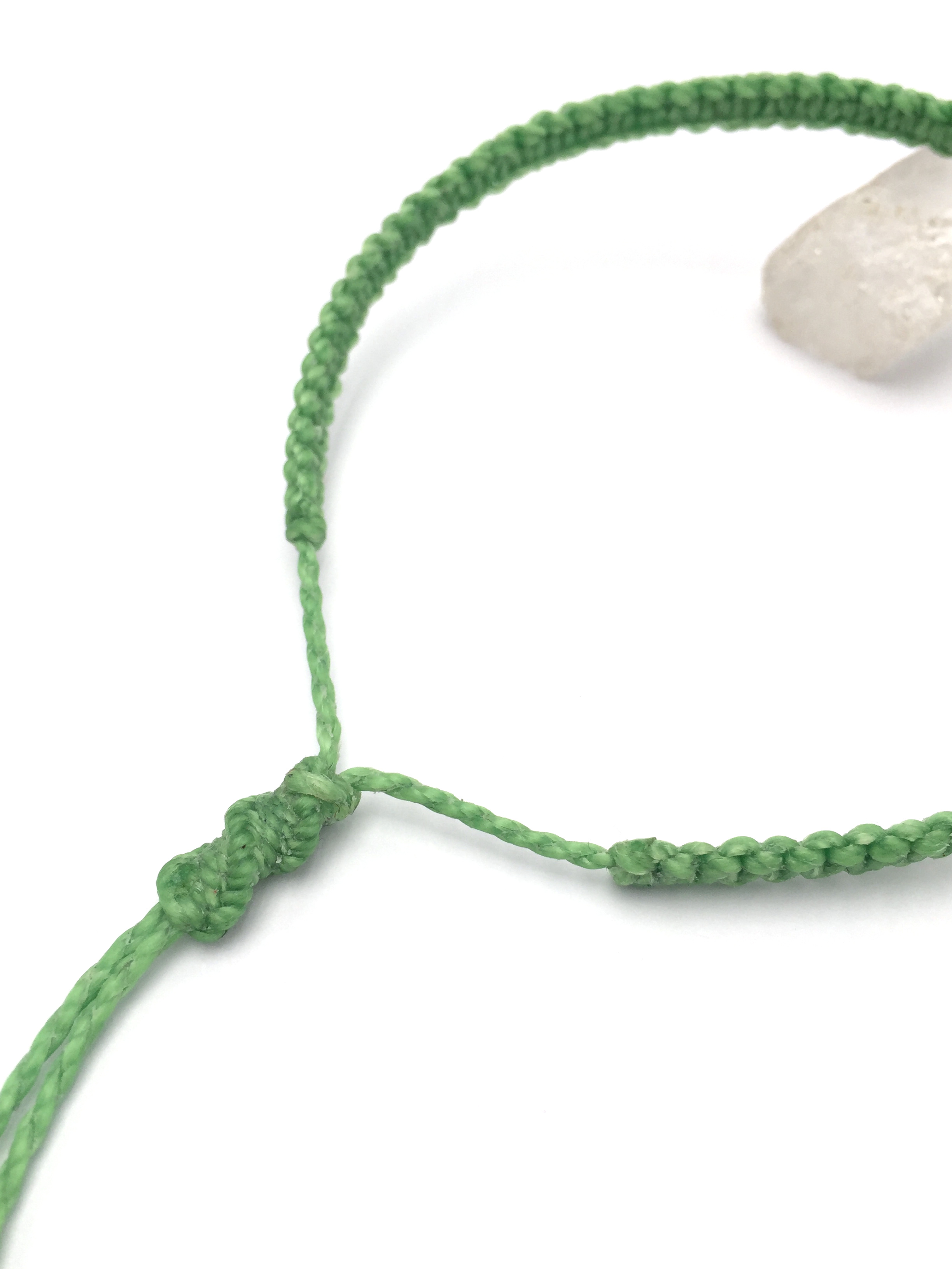 Bracelet Vert Pomme Clair Modèle Fin Tissé Main Avec Du Fil Ciré. Ajustable & Résistant à l'eau.