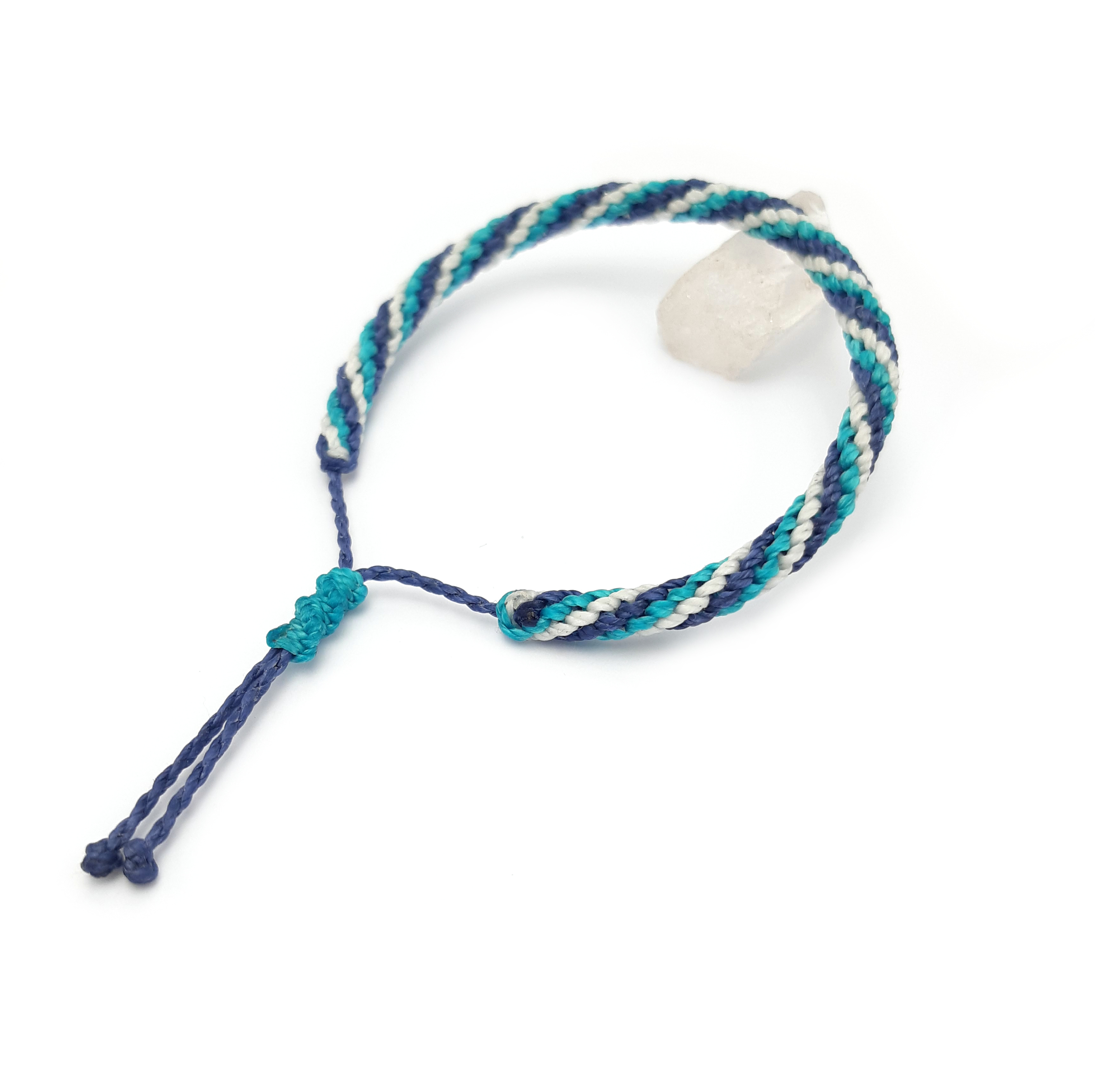 Bracelet Bleu Marine Bleu Turquoise & Blanc Modèle Triple Spirale Tissé Main Avec Du Fil Ciré. Ajustable et Résistant à l' eau.