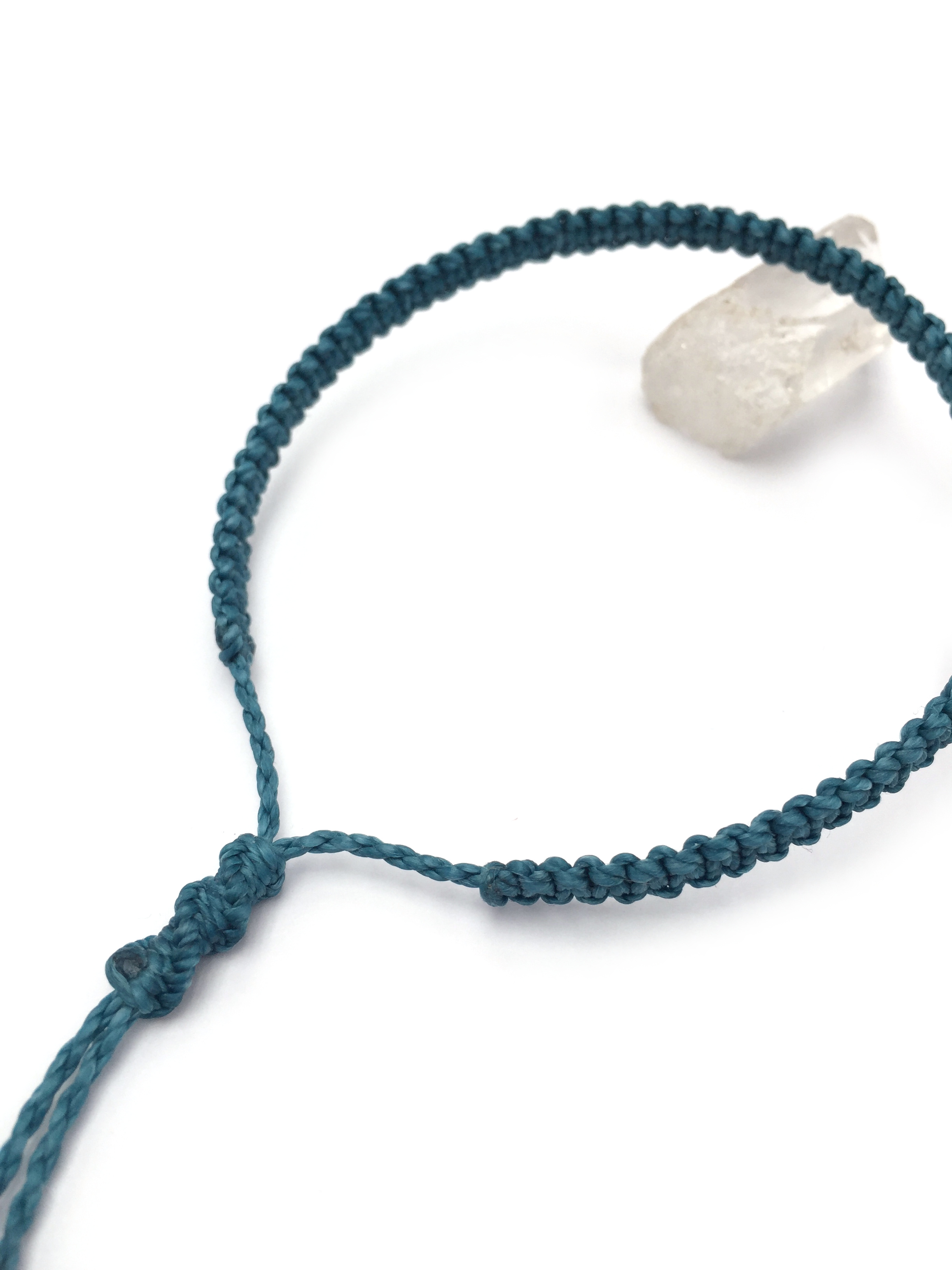 Bracelet Bleu Pétrole Modèle Fin Tissé Main Avec Du Fil Ciré. Ajustable & Résistant à l'eau.