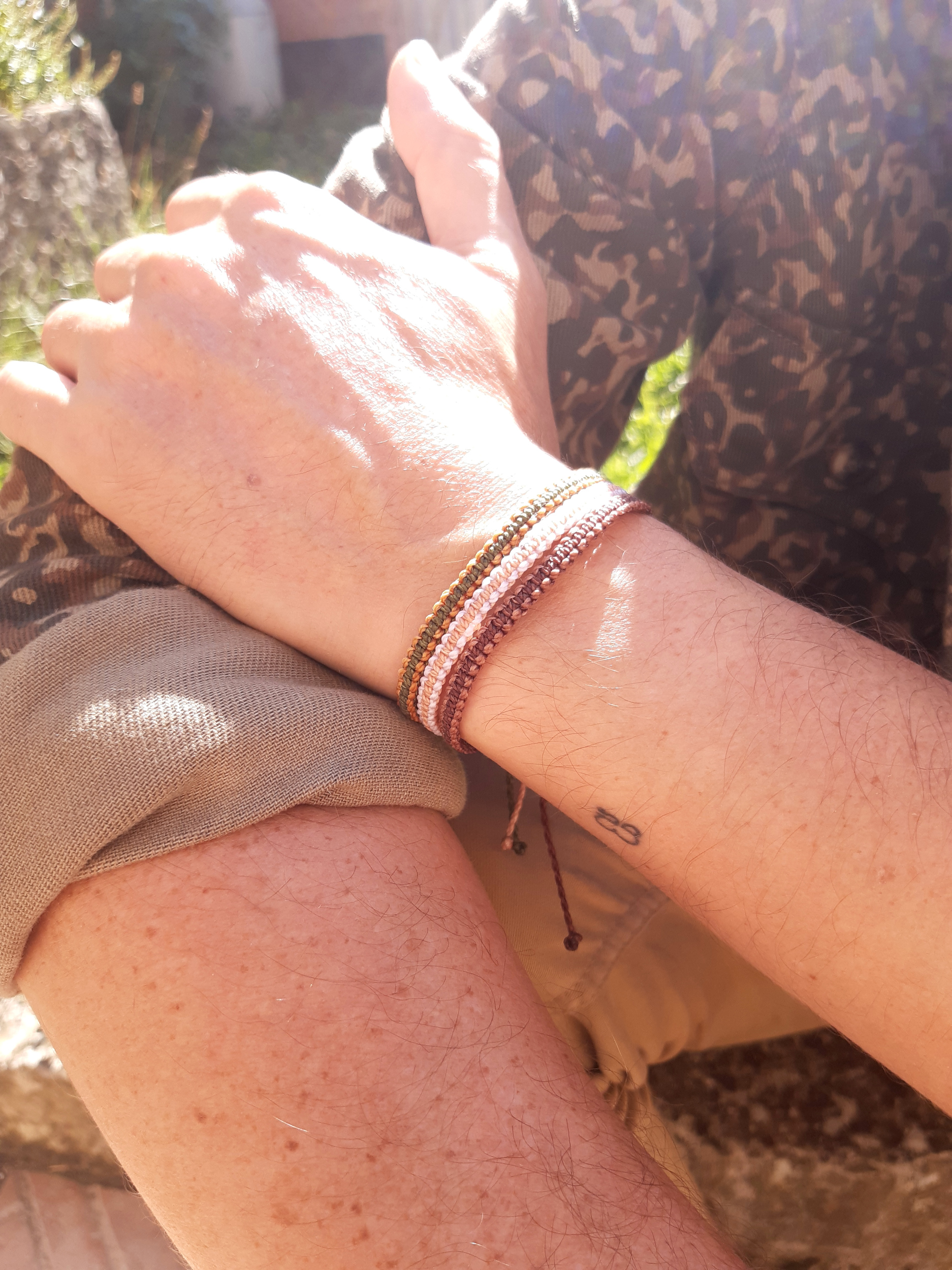 Bracelet Prune & Marron Clair Modèle Fin Tissé Main Avec Du Fil Ciré. Ajustable & Résistant à l'eau.