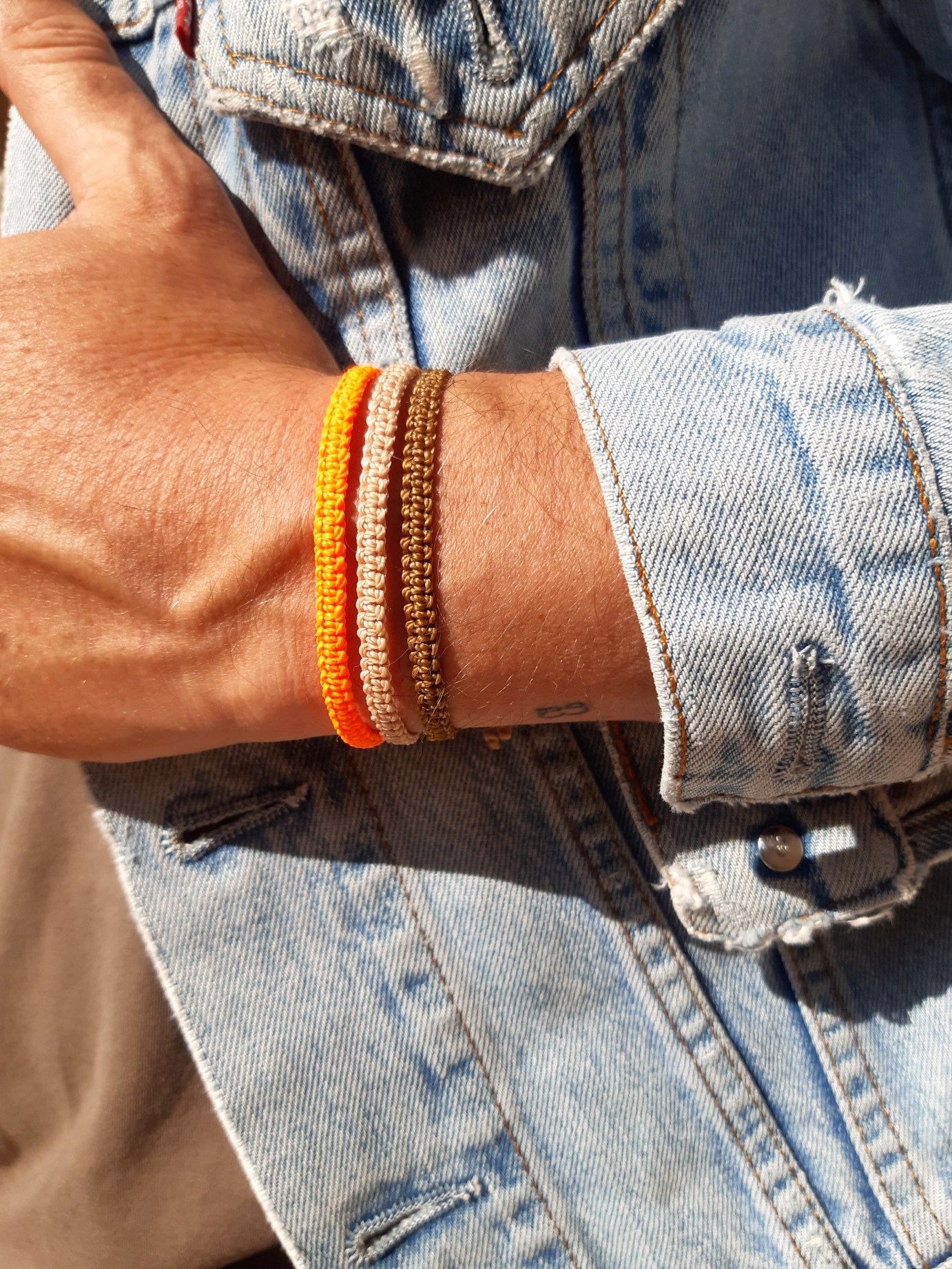 Bracelet Vert Kaki Modèle Fin Tissé Main Avec Du Fil Ciré. Ajustable & Résistant à l'eau.