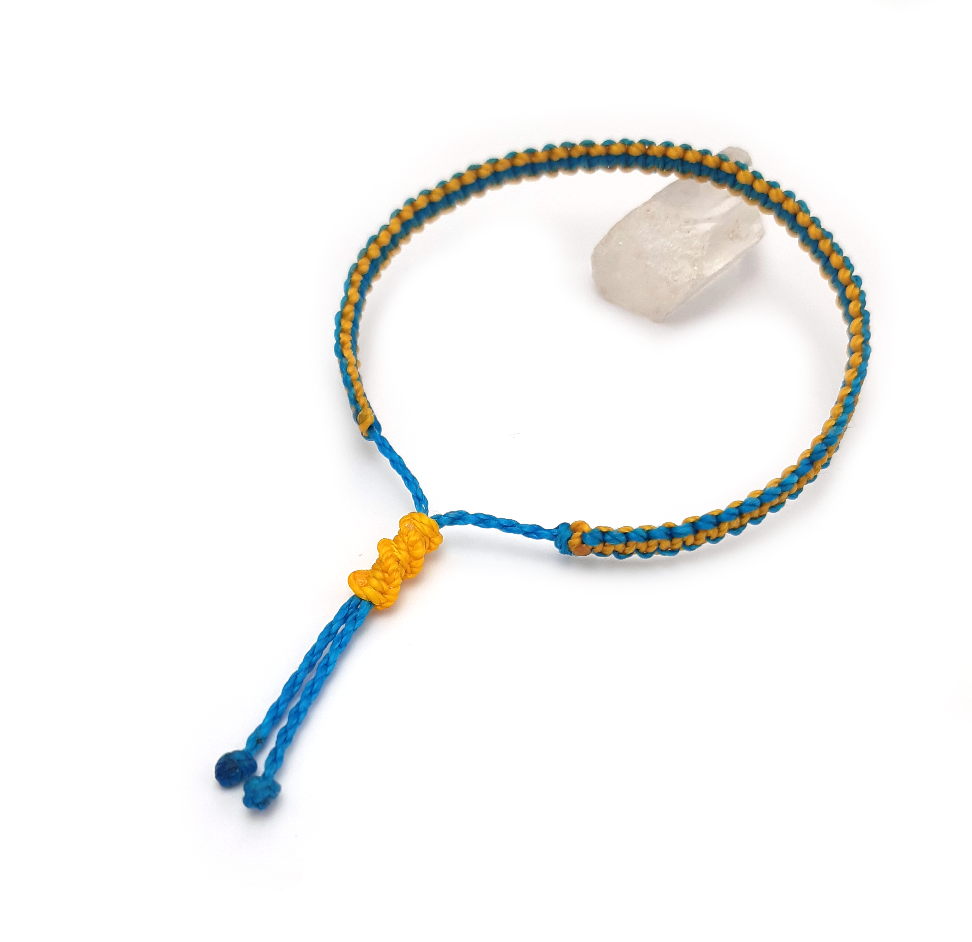 Bracelet Bleu Azur & Jaune Modèle Fin Tissé Main Avec Du Fil Ciré. Ajustable & Résistant à l'eau. Drapeau Ukraine Suède.