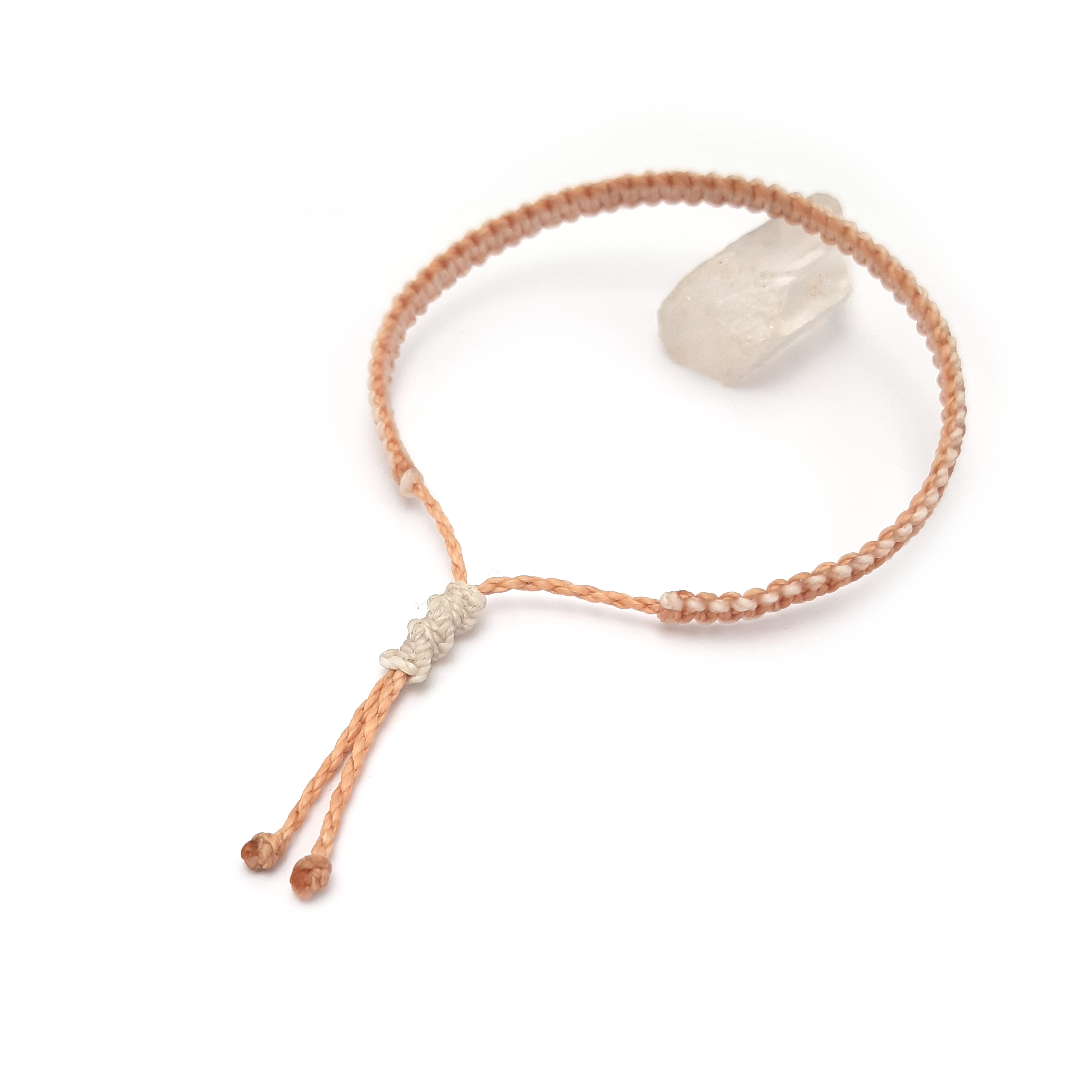 Bracelet Beige & Blanc Modèle Fin Tissé Main Avec Du Fil Ciré. Ajustable & Résistant à l'eau.