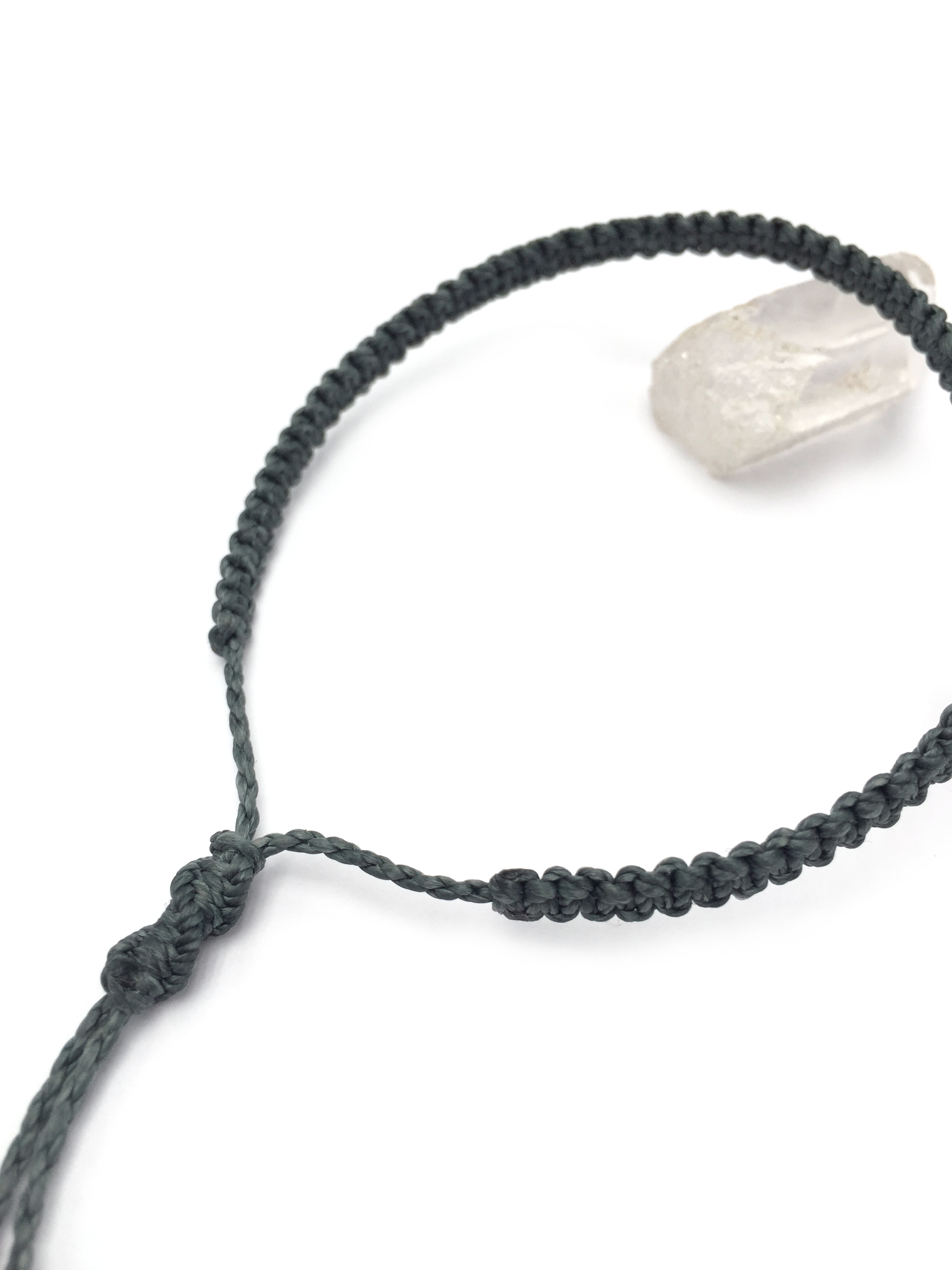 Bracelet Gris Anthracite Modèle Fin Tissé Main Avec Du Fil Ciré. Ajustable & Résistant à l'eau.