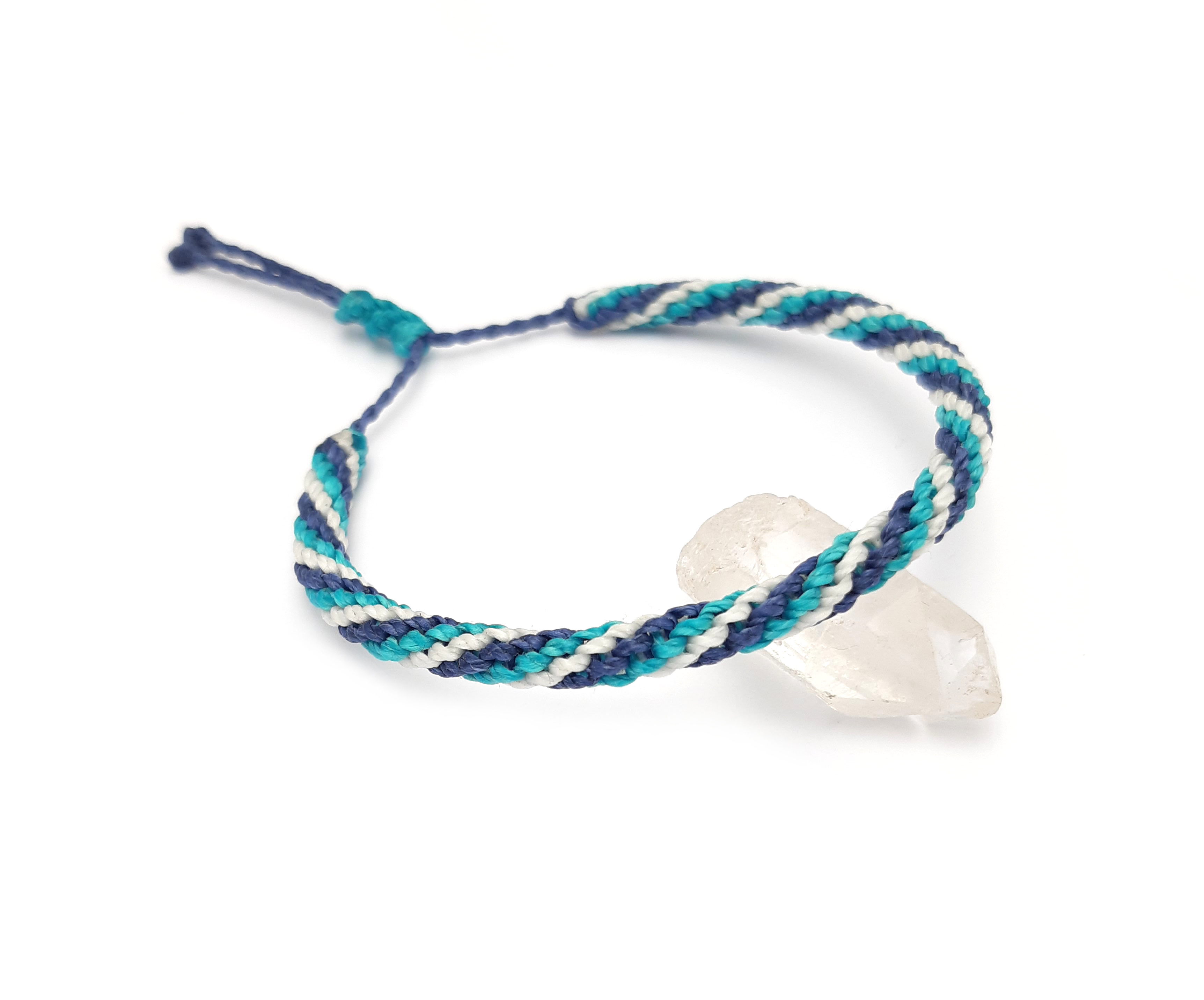 Bracelet Bleu Marine Bleu Turquoise & Blanc Modèle Triple Spirale Tissé Main Avec Du Fil Ciré. Ajustable et Résistant à l' eau.
