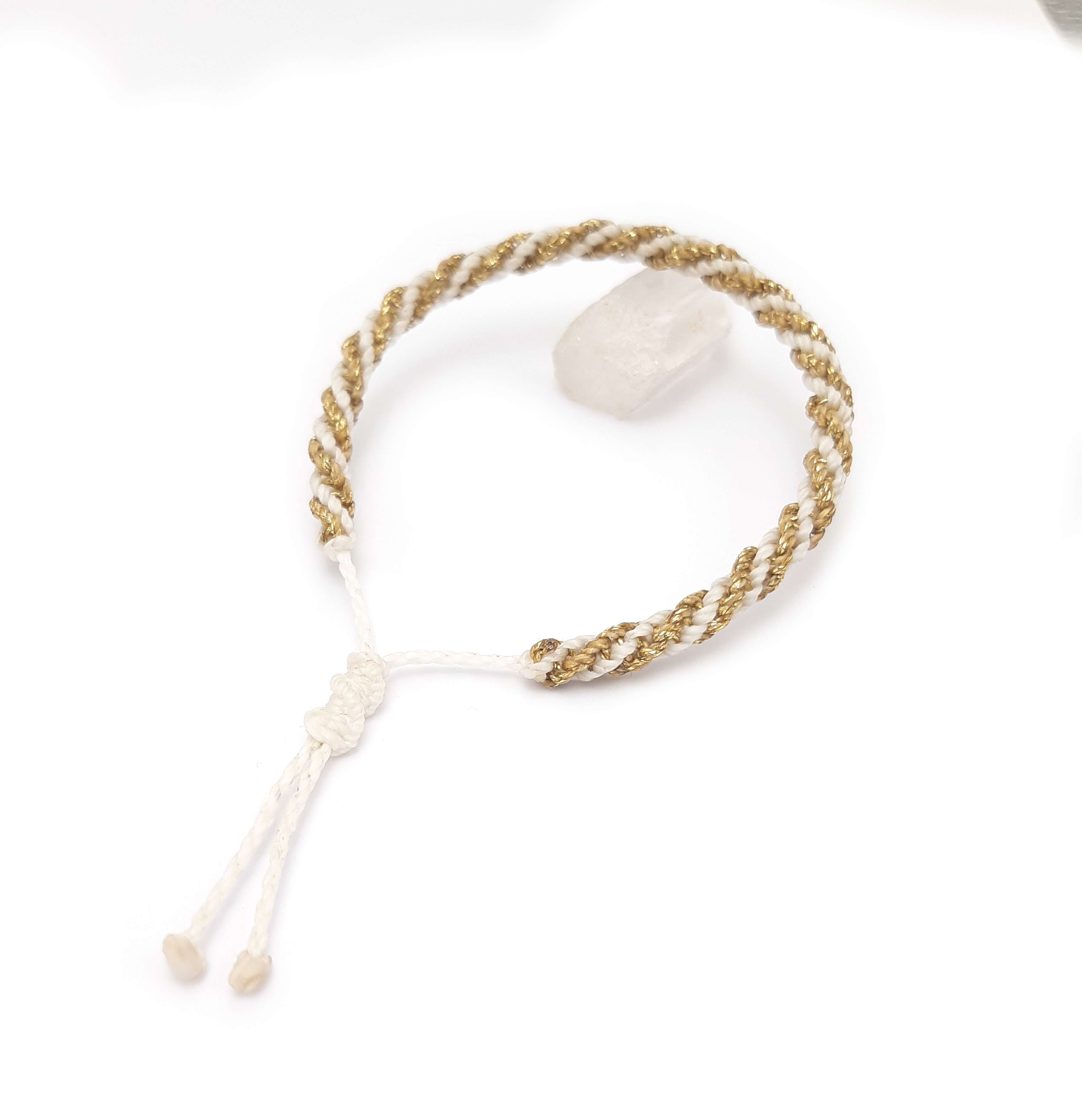 Bracelet Blanc & Doré Modèle Double Spirale Tissé Main Avec Du Fil Ciré. Ajustable & Résistant à l'eau.