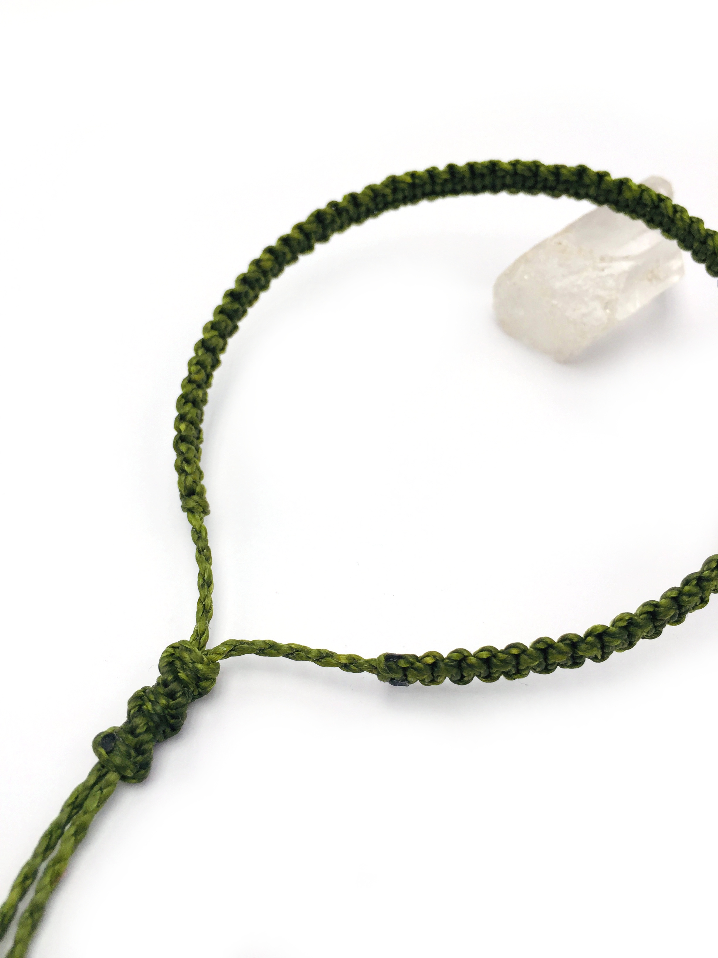 Bracelet Vert Kaki Modèle Fin Tissé Main Avec Du Fil Ciré. Ajustable & Résistant à l'eau.