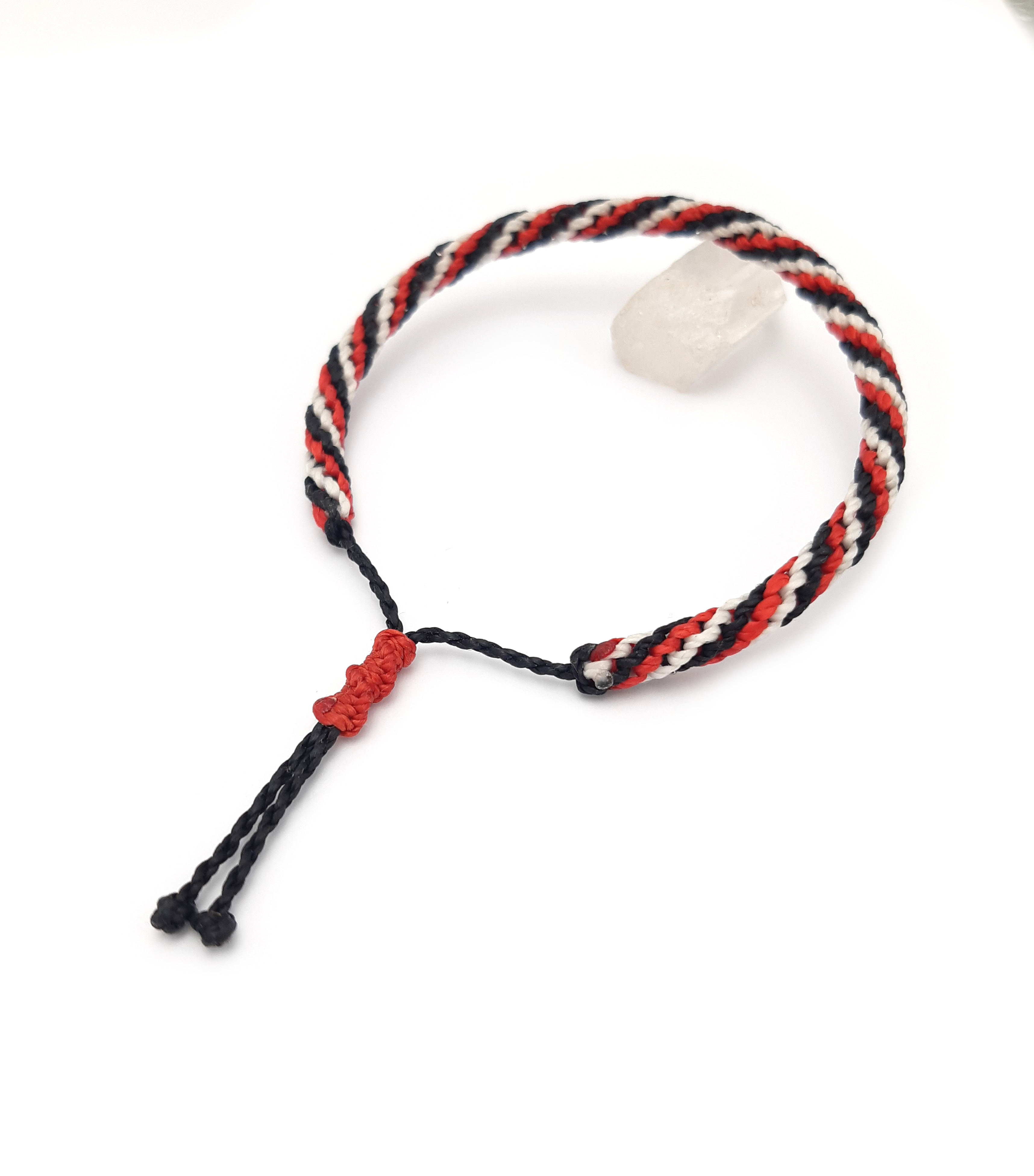 Bracelet Rouge Noir & Blanc Modèle Triple Spirale Tissé Main Avec Du Fil Ciré. Ajustable & Résistant à l'eau.