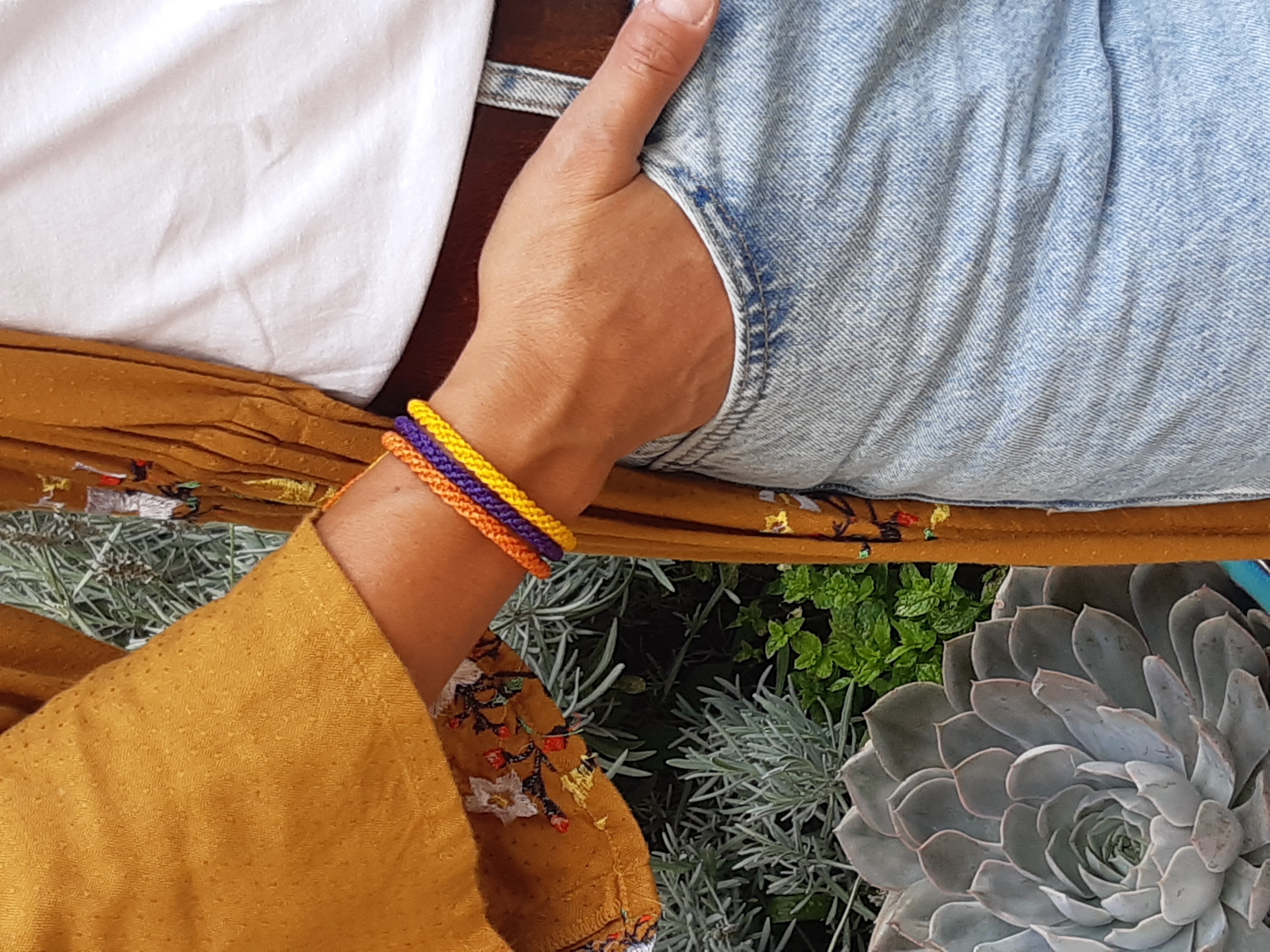 Bracelet Vert Amande Modèle Double Spirale Tissé Main Avec Du Fil Ciré. Ajustable & Résistant à l'eau.