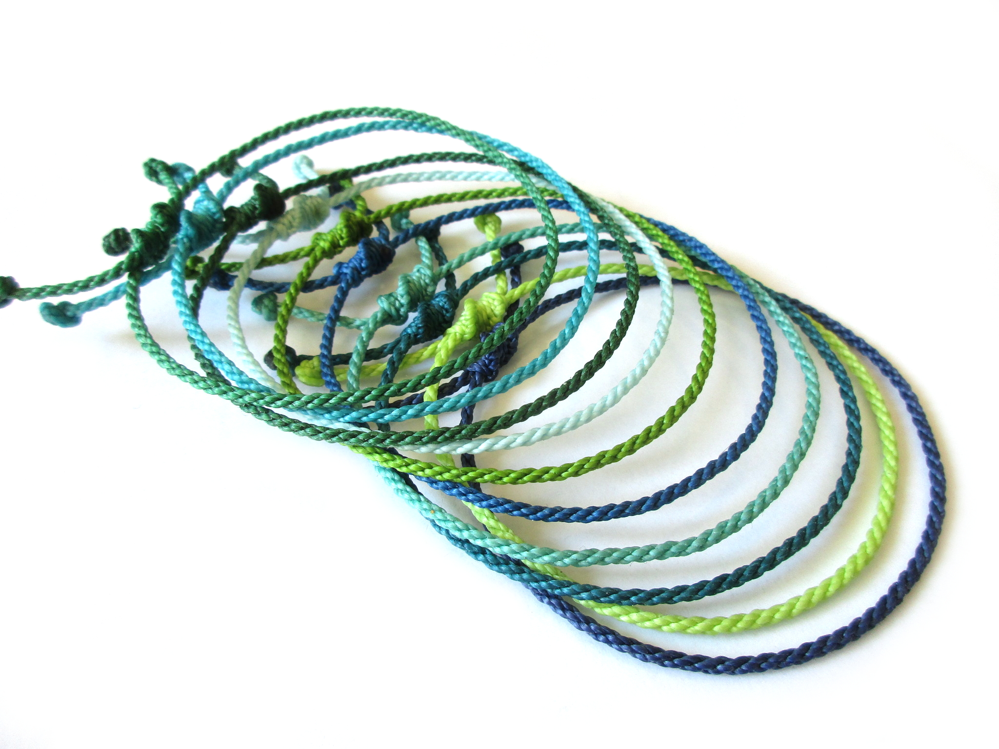 X10 Bracelets Mix Vert & Bleu Modèle Corde Tressé Main Avec Du Fil Ciré. Résistant à l' Eau & Ajustable Avec Un Nœud Coulissant.
