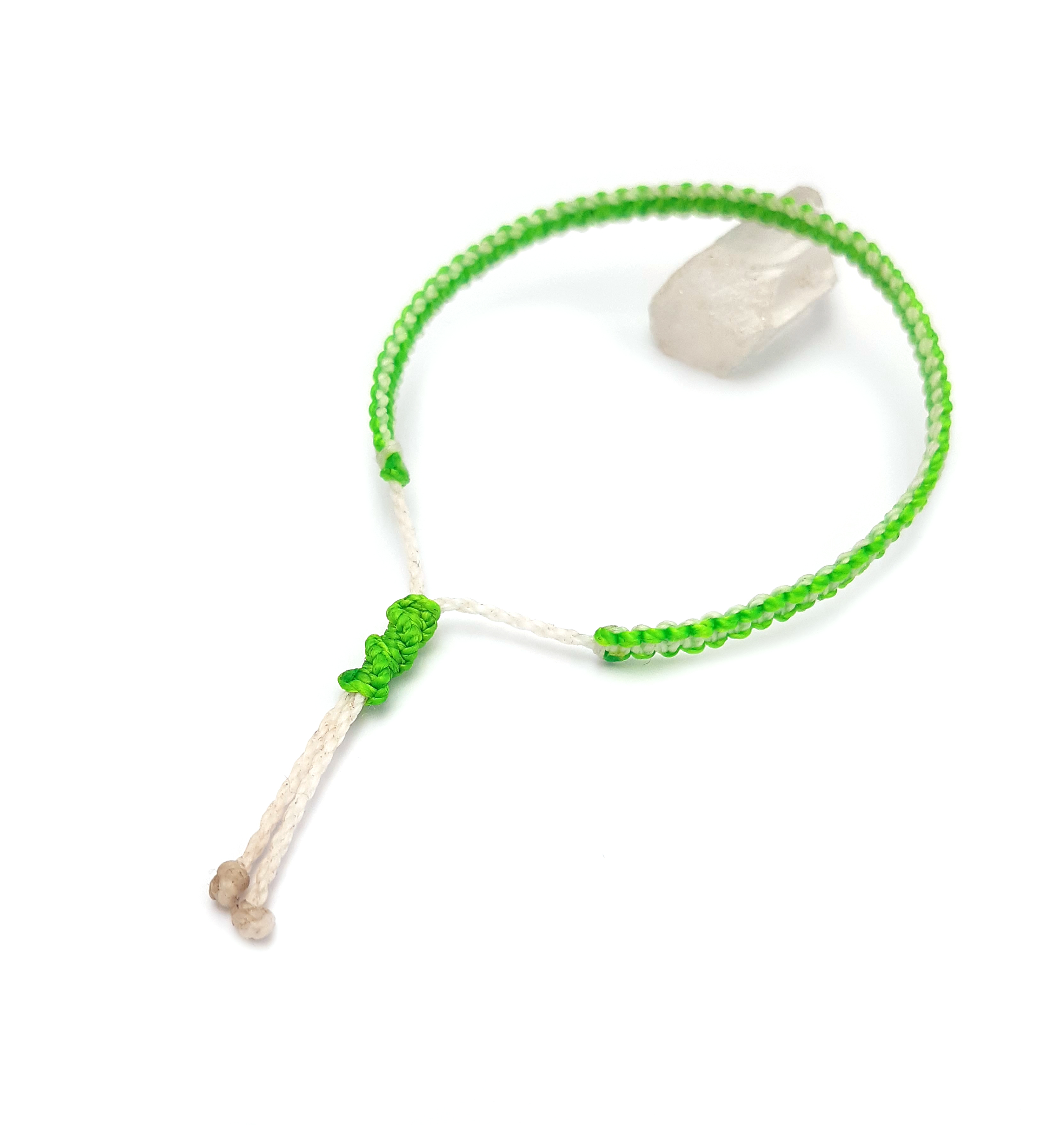 Bracelet Vert Fluo & Blanc Modèle Fin Tissé Main Avec Du Fil Ciré. Ajustable & Résistant à l'eau.