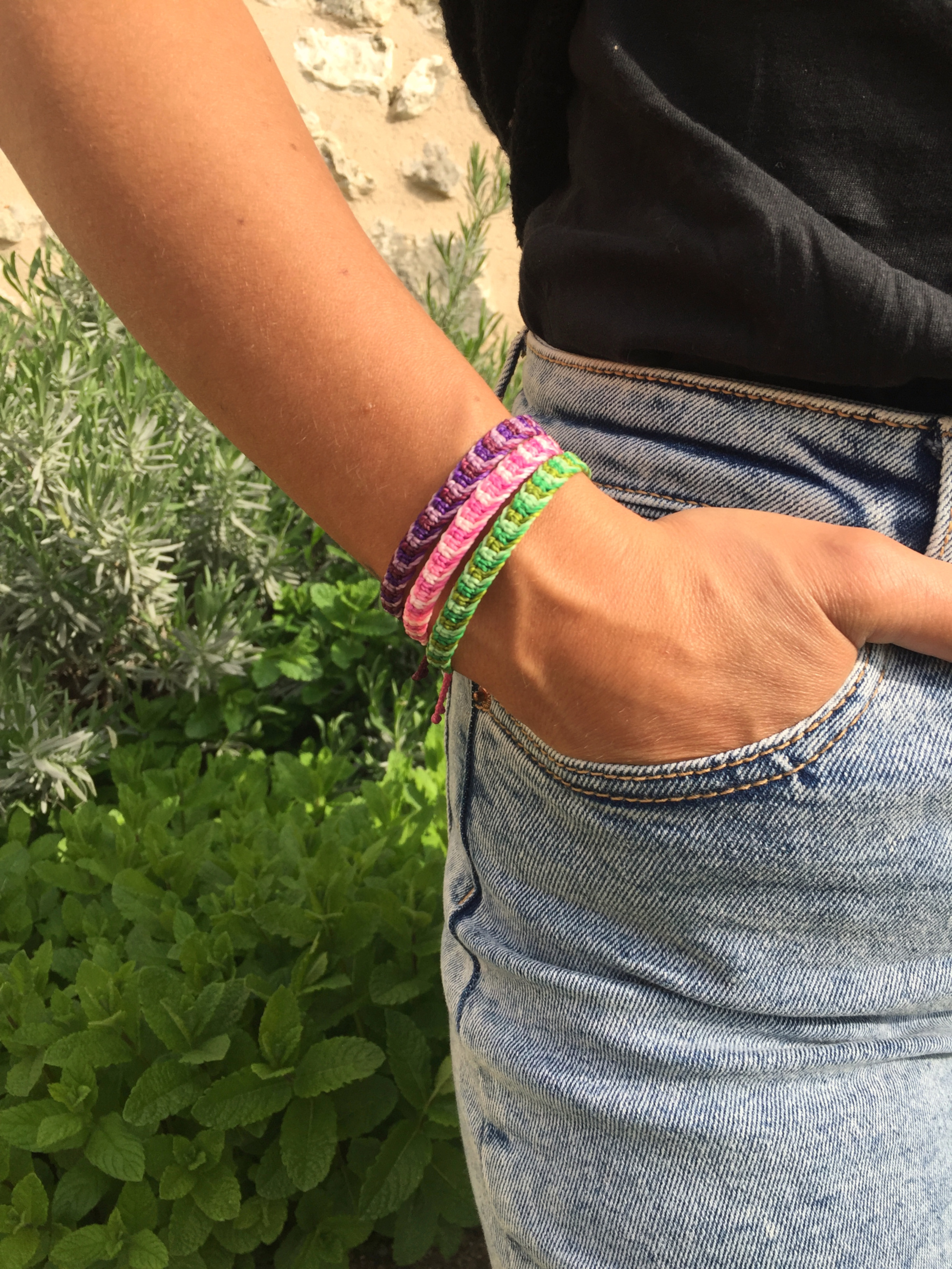  Bracelet Vert (3 Tons) Modèle Plat Tissé Main Avec Du Fil Ciré. Ajustable & Résistant à l'eau.
