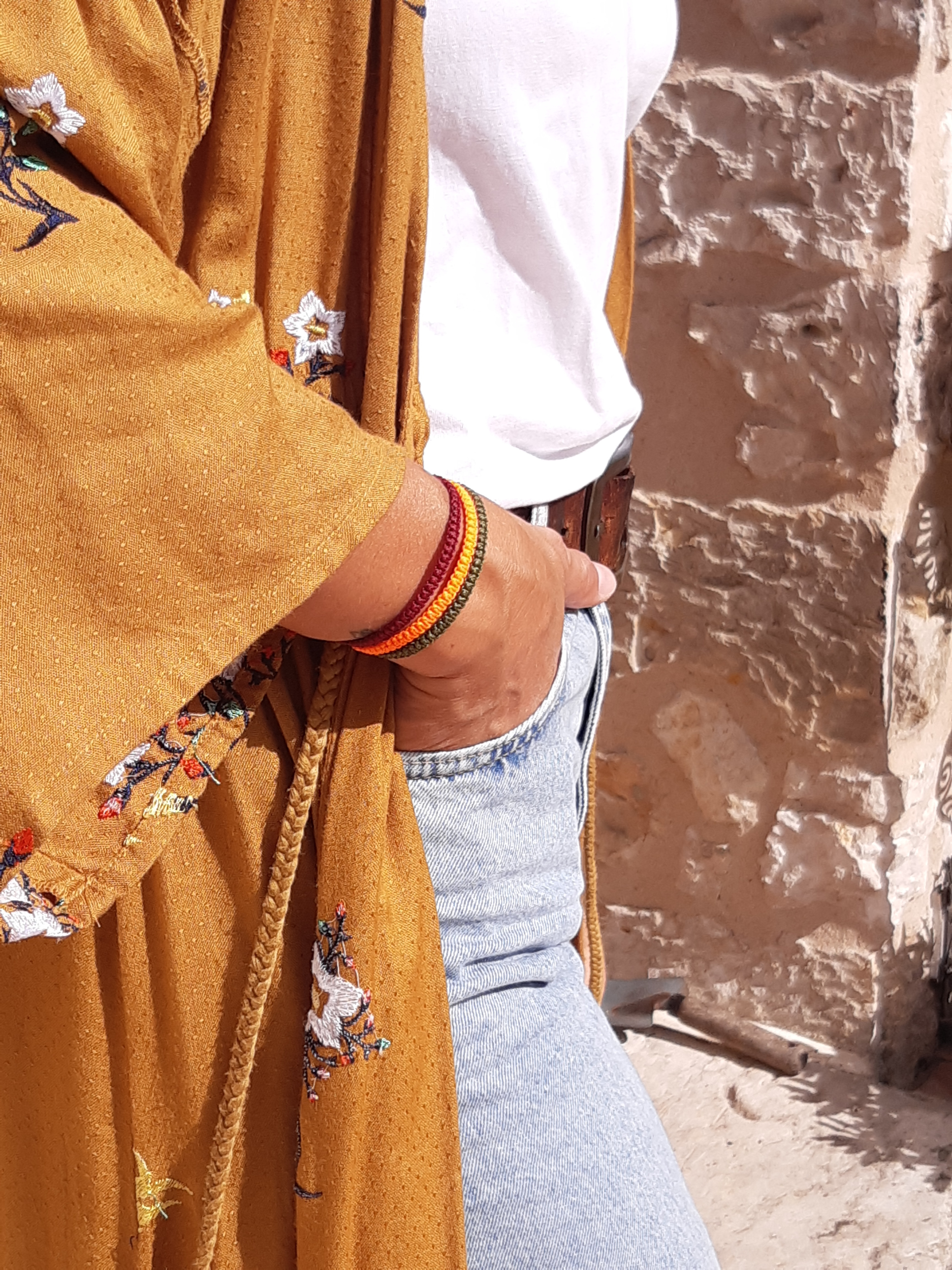 Bracelet Vert Pomme Clair Modèle Fin Tissé Main Avec Du Fil Ciré. Ajustable & Résistant à l'eau.