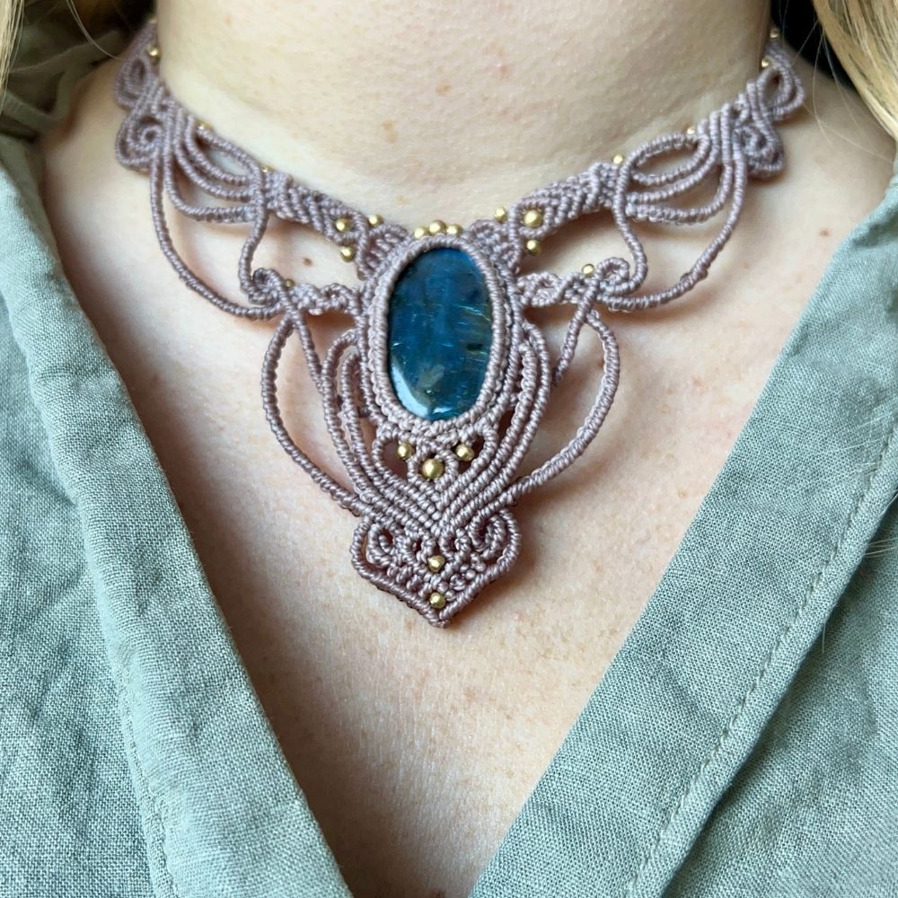 Makramee-Halskette mit Labradorit Amulett