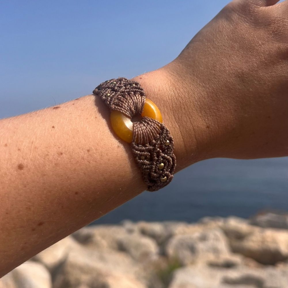 Makramee-Armband mit Donut Edelstein