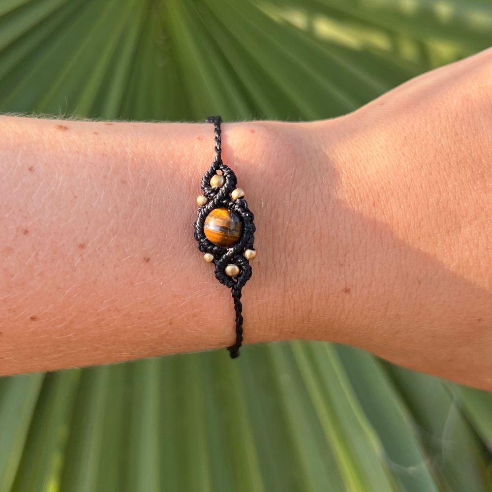 Makramee-Armband mit Edelsteinperle