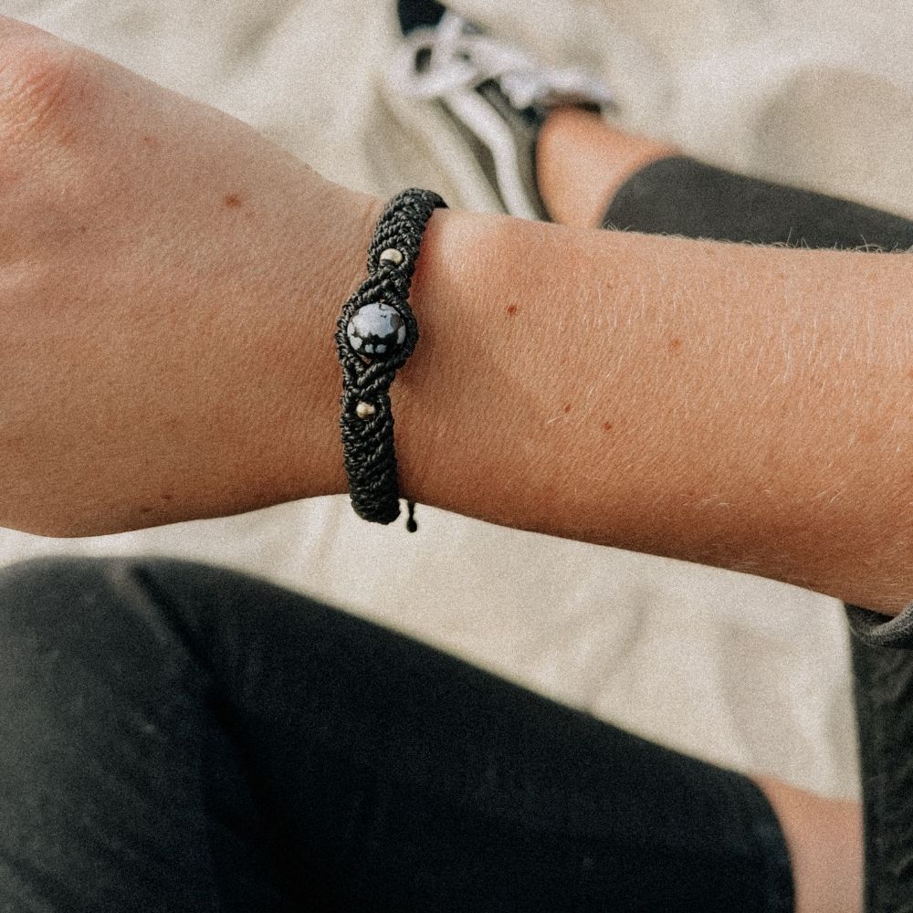 Makramee-Armband mit Edelsteinperle