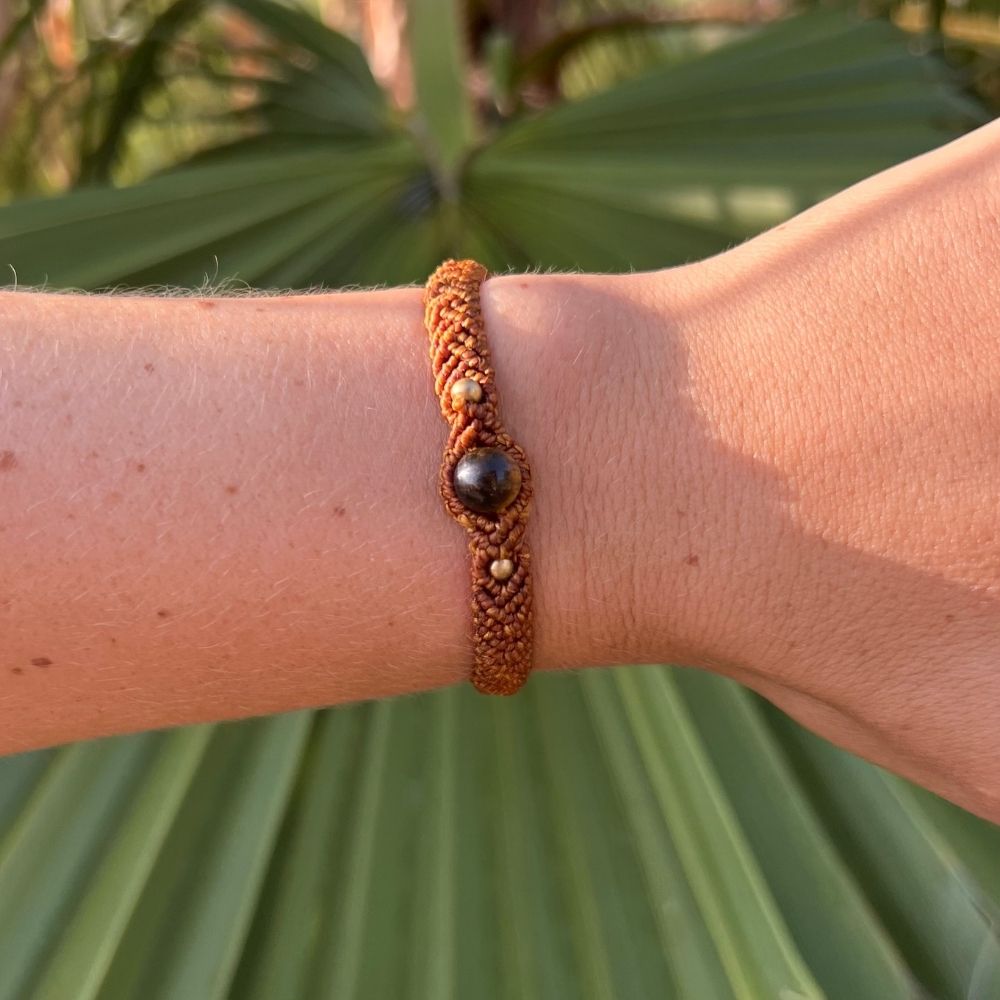 Makramee-Armband mit Edelsteinperle