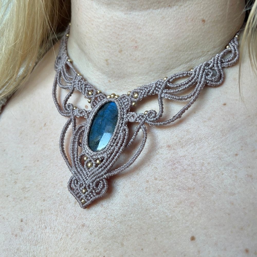 Makramee-Halskette mit Labradorit Amulett