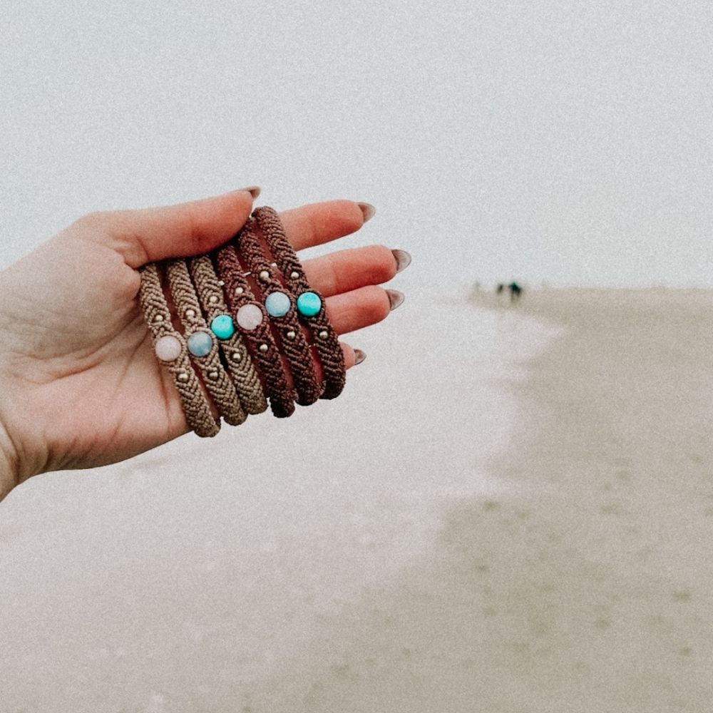 Makramee-Armband mit Edelsteinperle