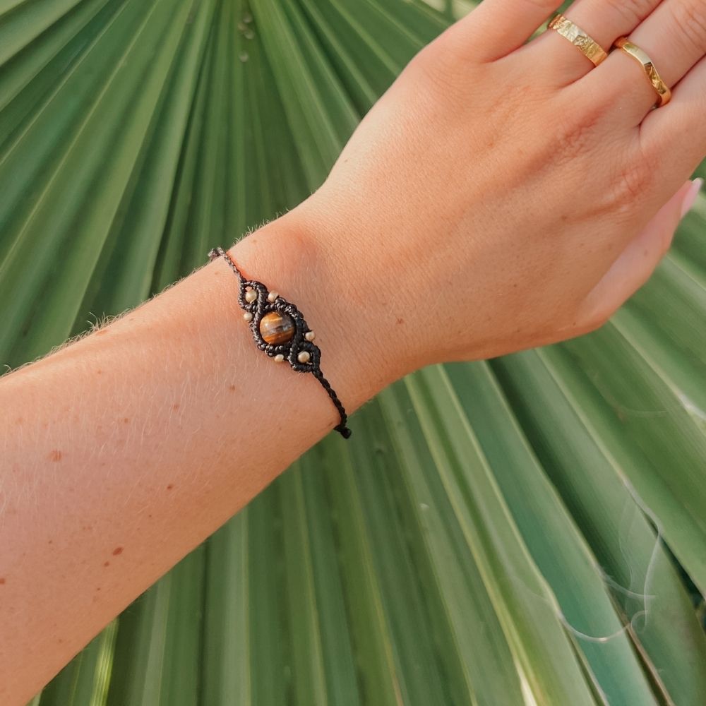 Makramee-Armband mit Edelsteinperle
