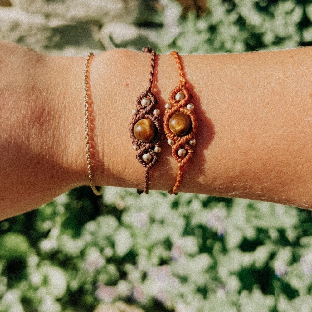 Makramee-Armband mit Edelsteinperle