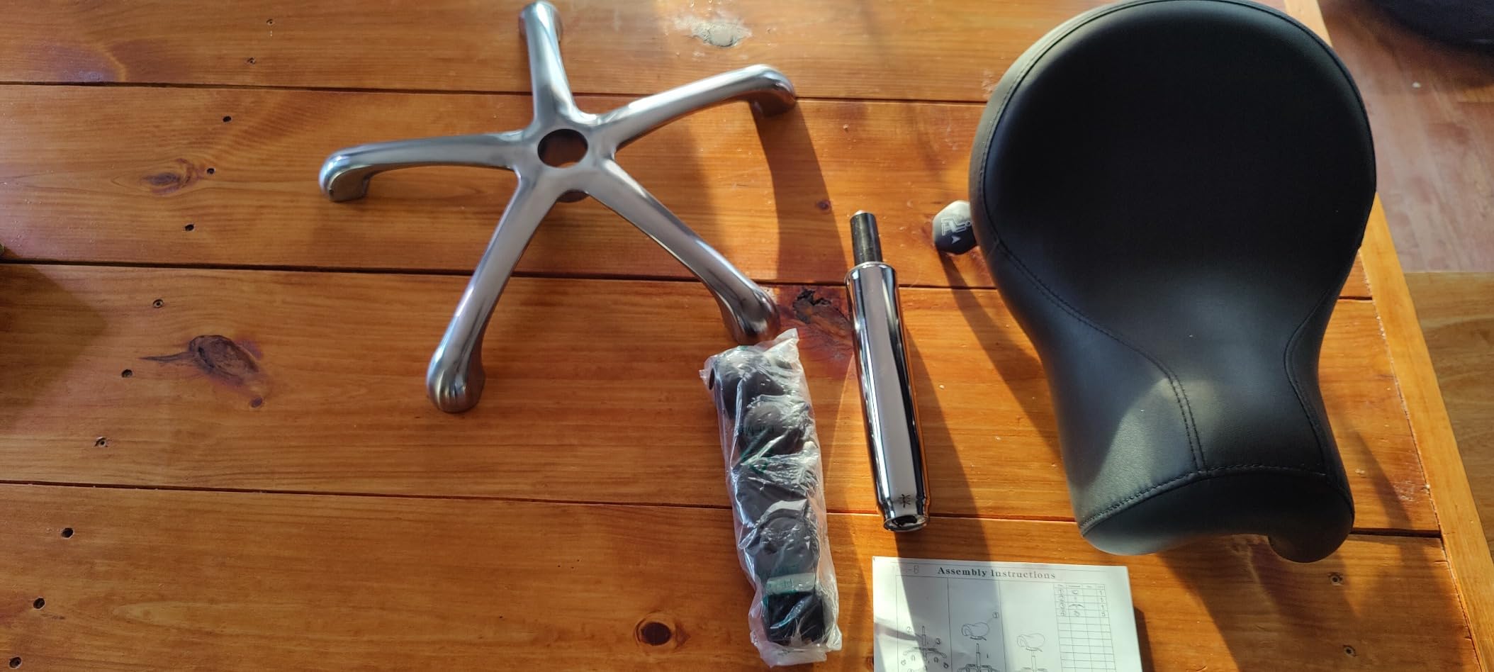 Eognyzie Saddle Stool with Adjustable Hydraulic Lift