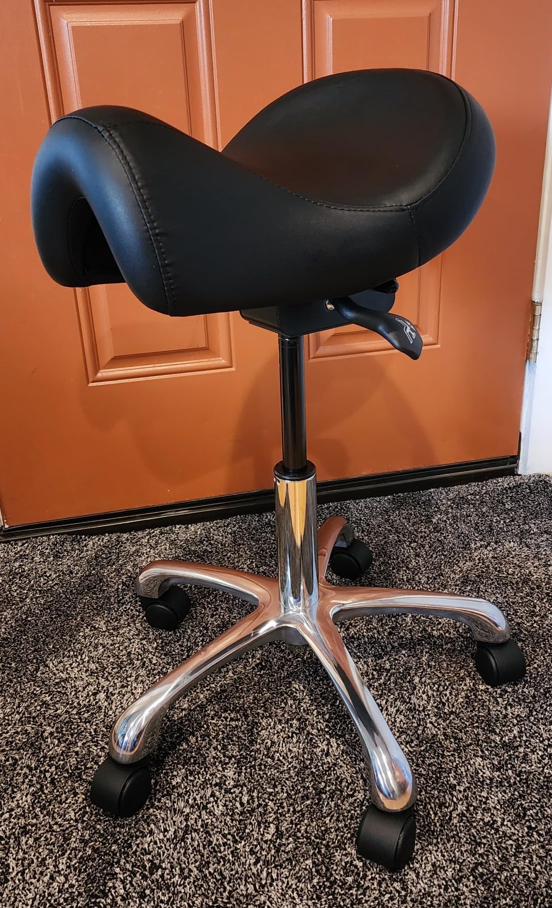 Eognyzie Saddle Stool with Adjustable Hydraulic Lift