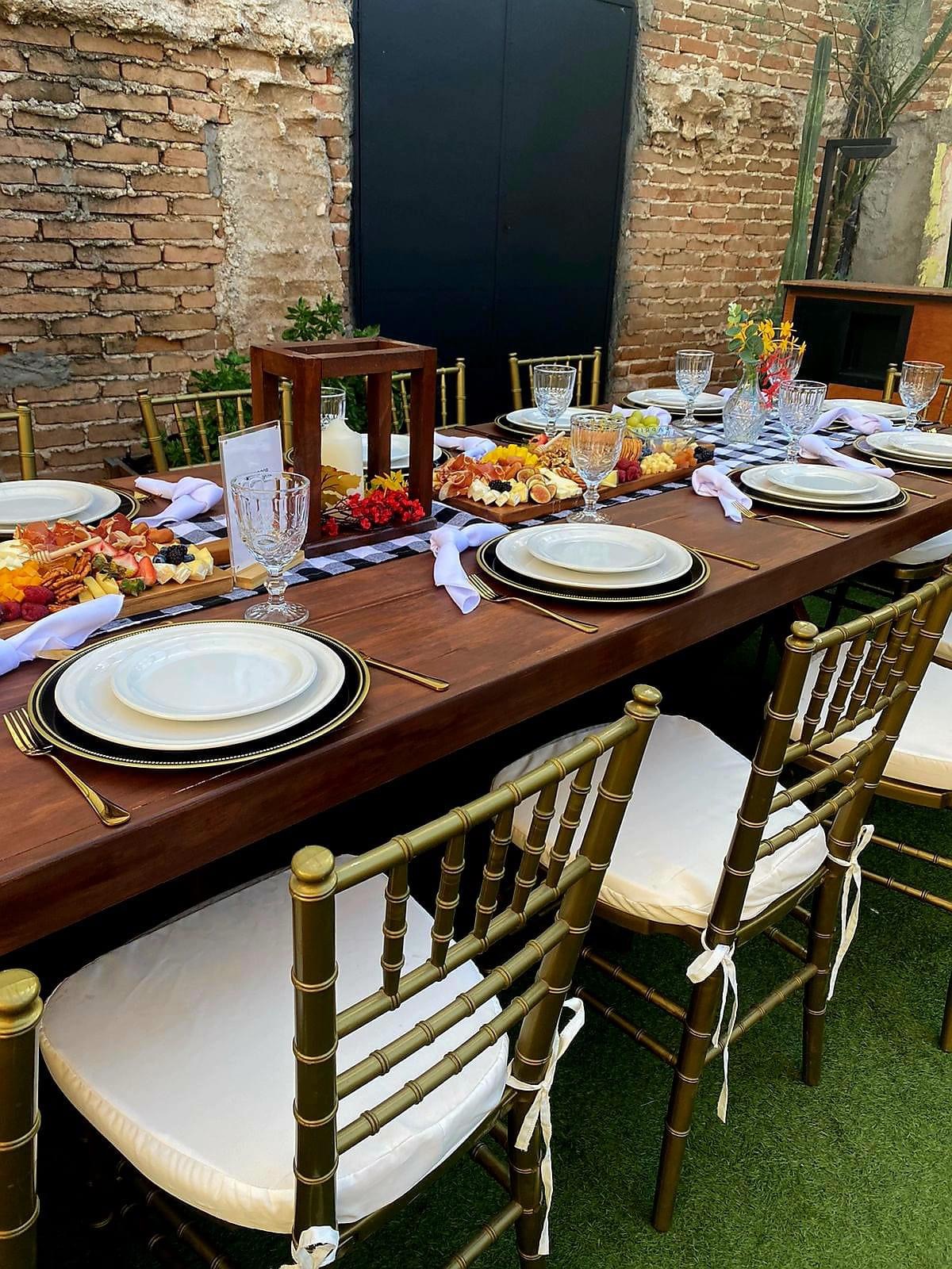 Mesa de madera con silla Tiffany