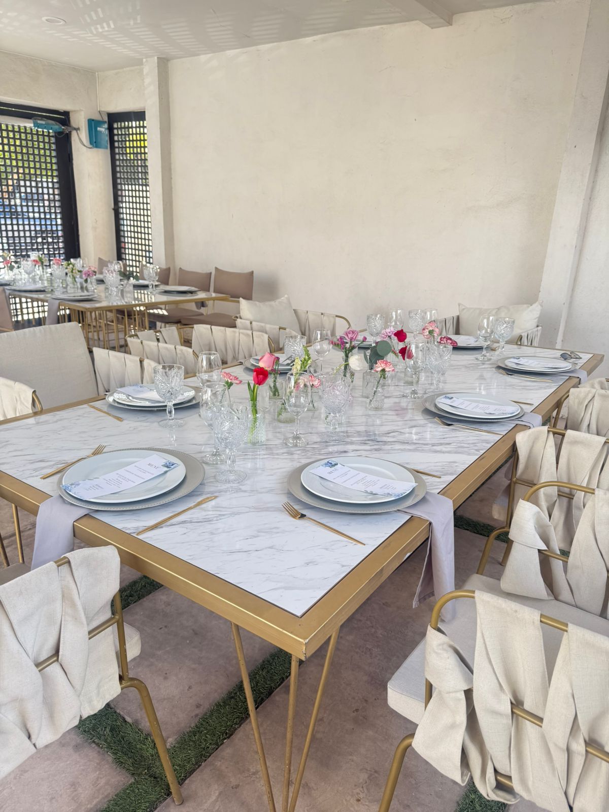 Mesa tipo mármol con silla de herrería