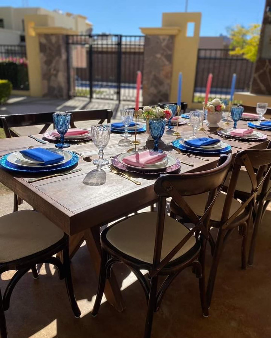 Mesa de madera con silla crosback