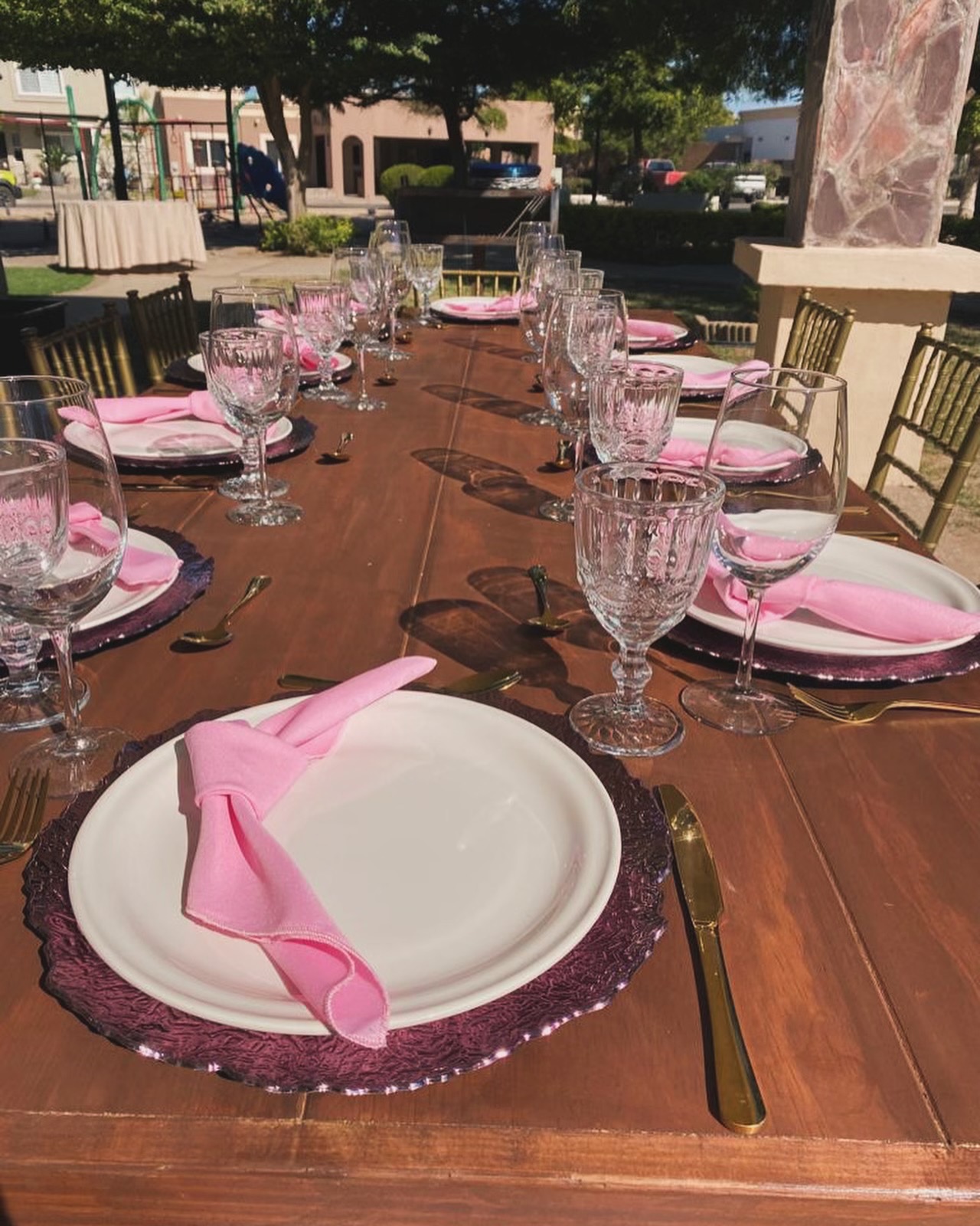 Mesa de madera con silla crosback