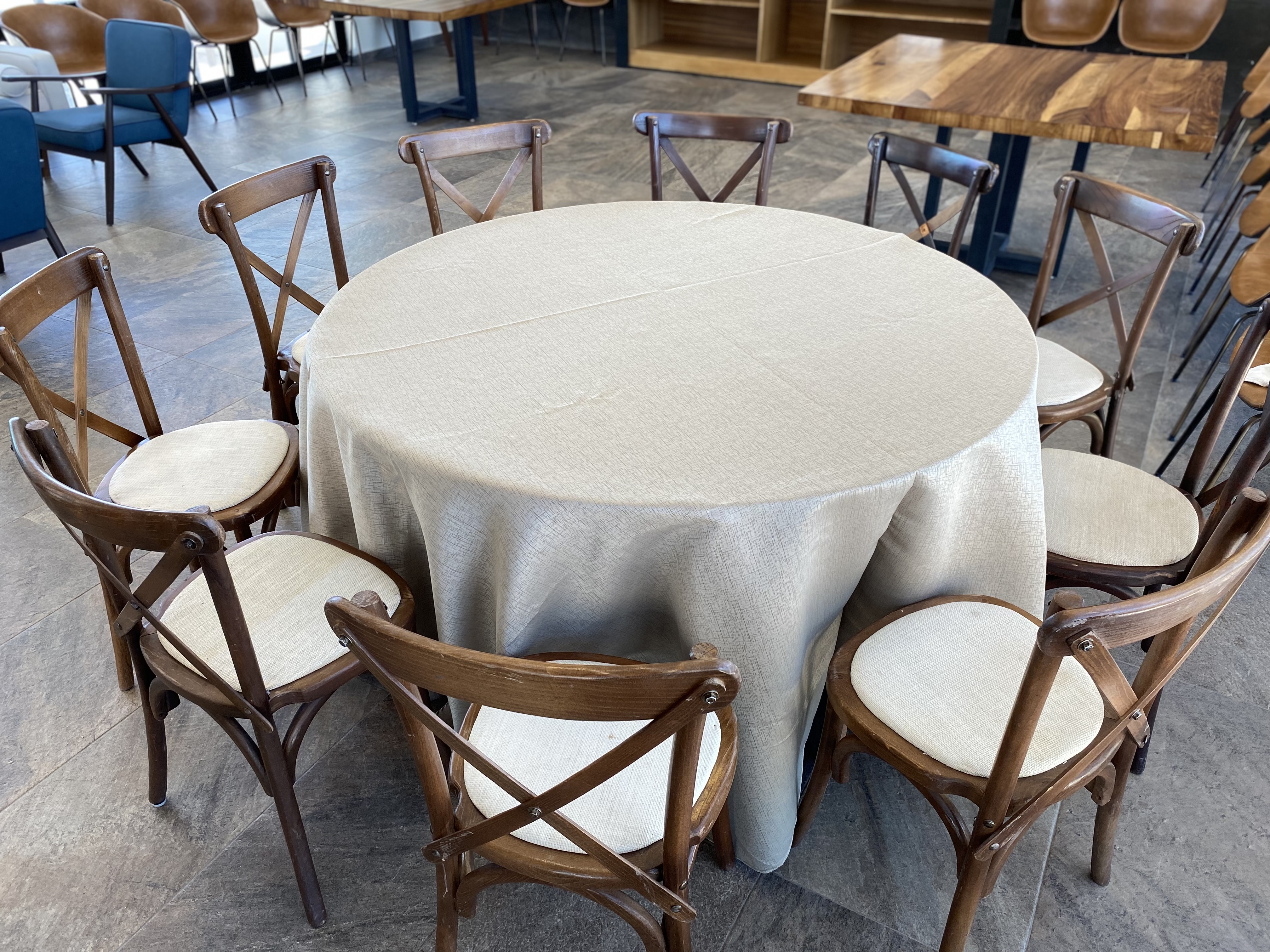 Mesa redonda con sillas crosback