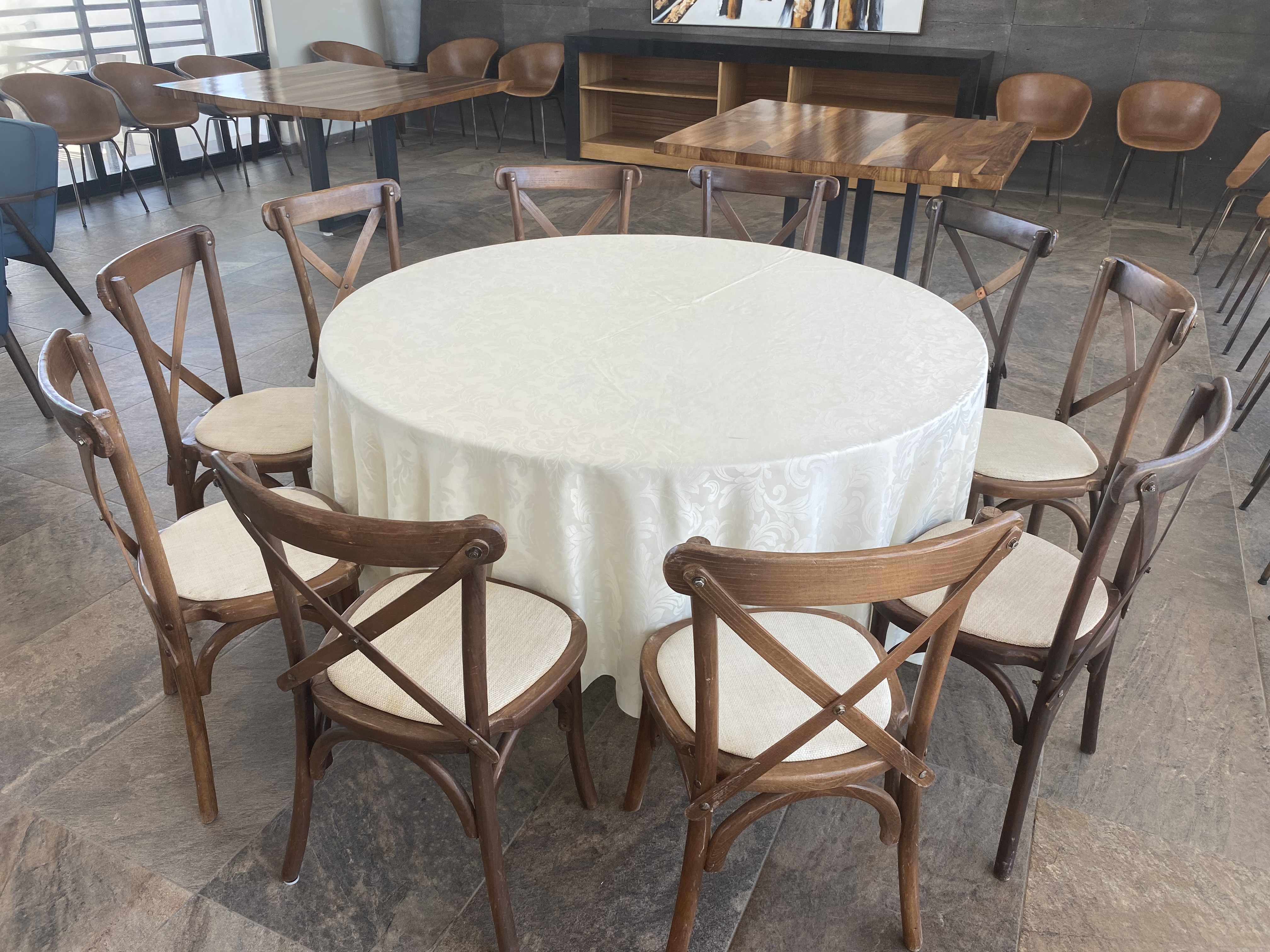 Mesa redonda con sillas crosback