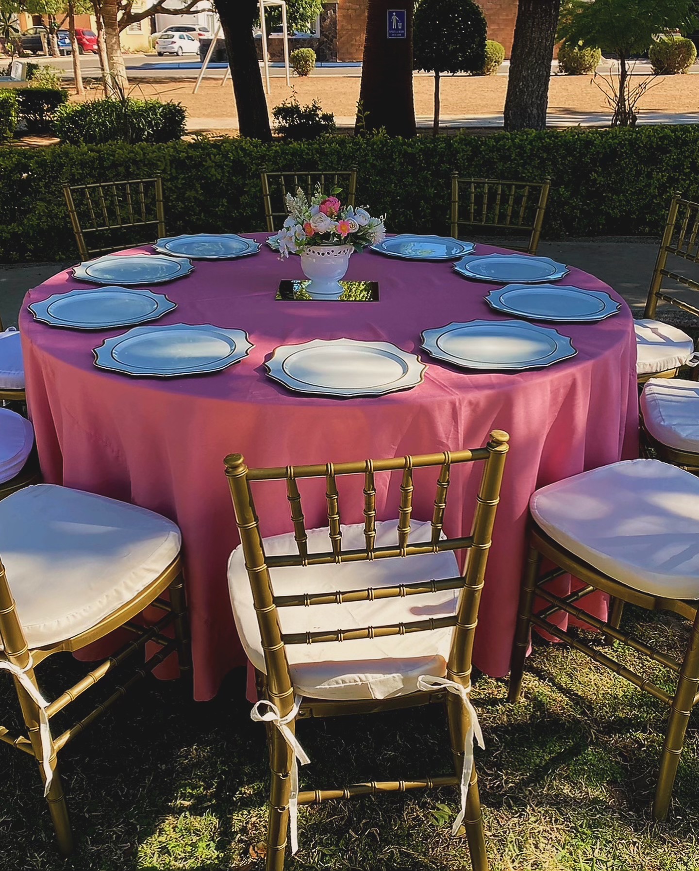 Mesa redonda con sillas tiffany