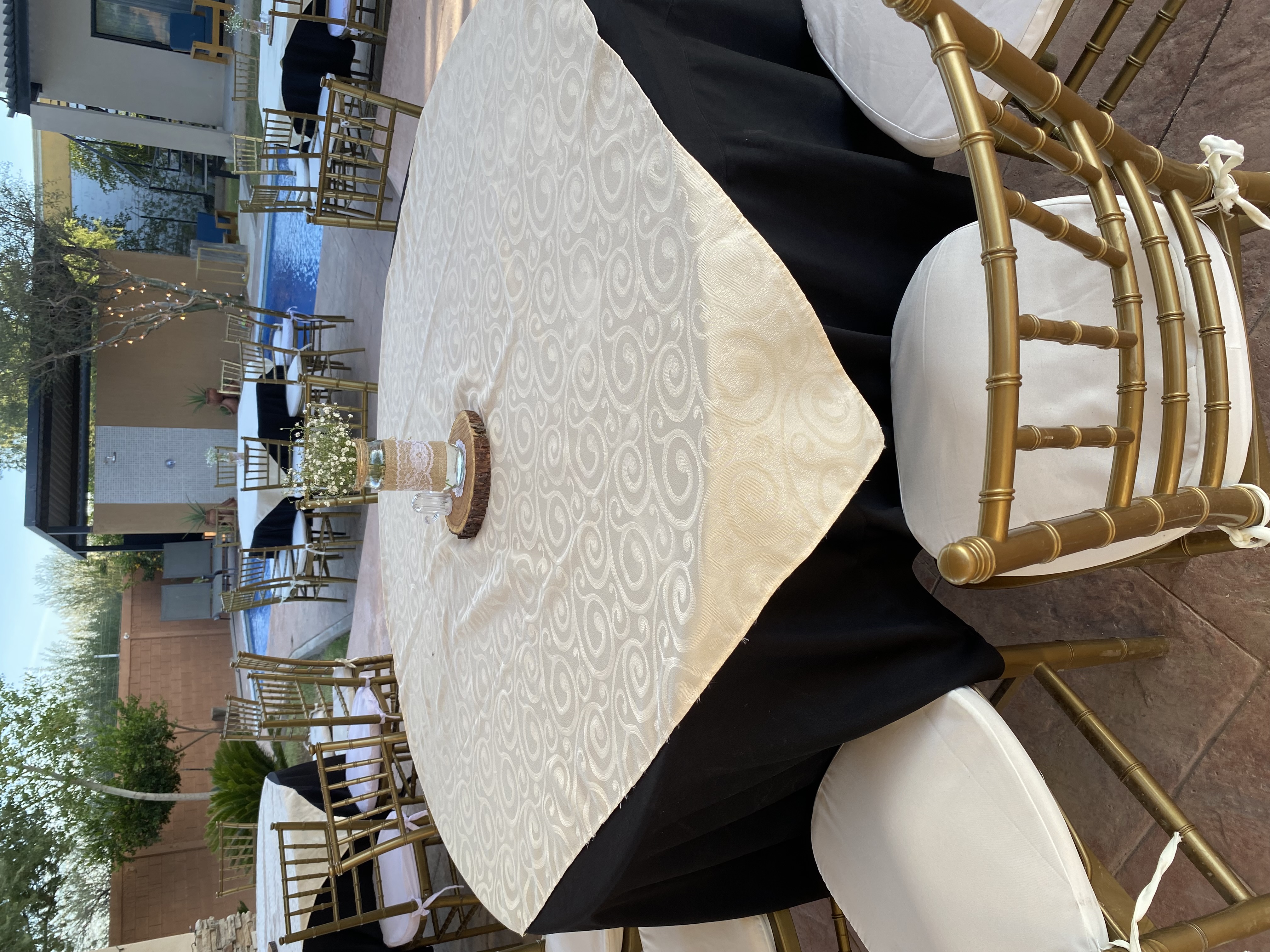 Mesa redonda con sillas tiffany