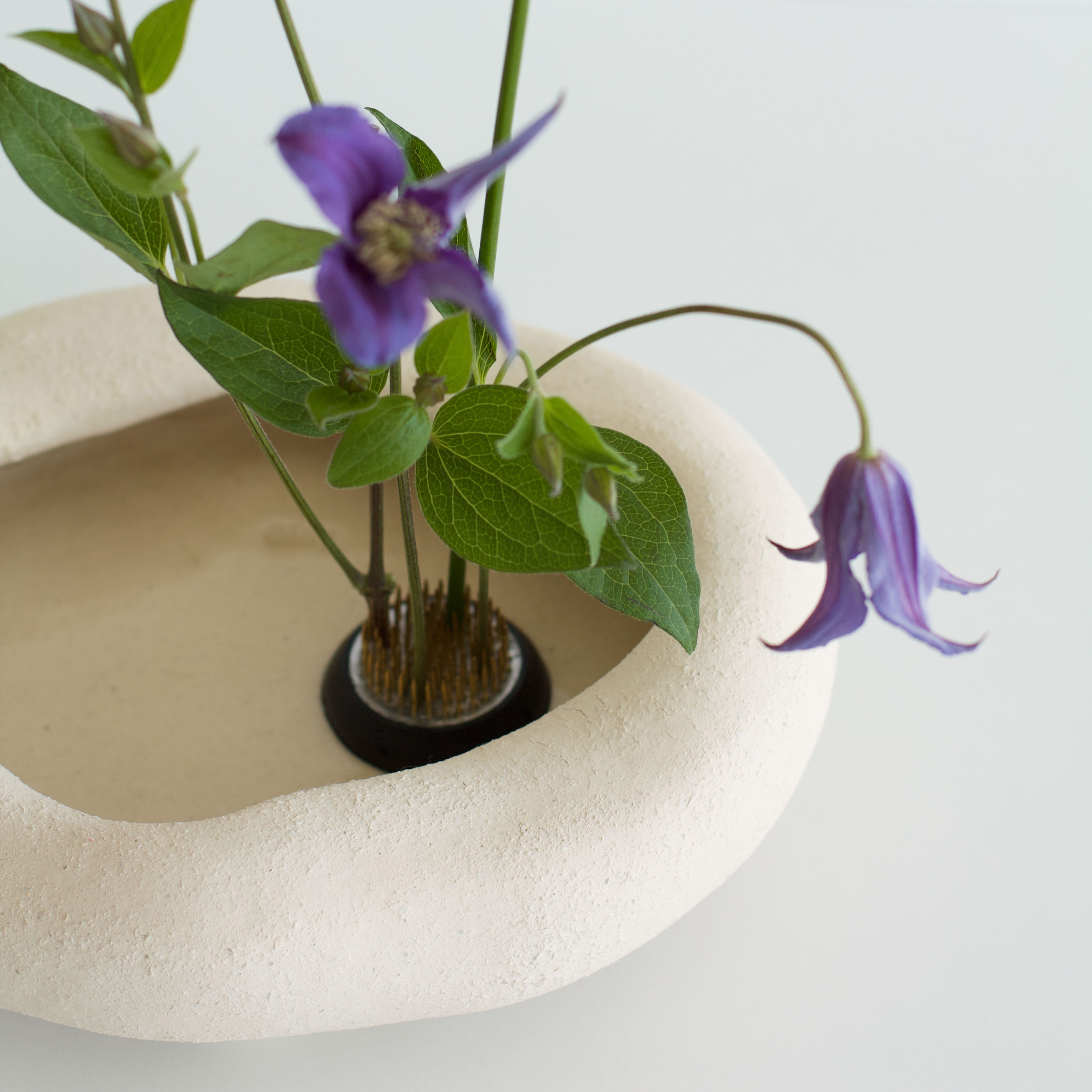 Shallow beige ikebana vase 