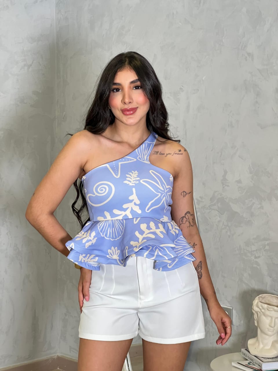 Blusa asimétrica azul con estampado orgánico