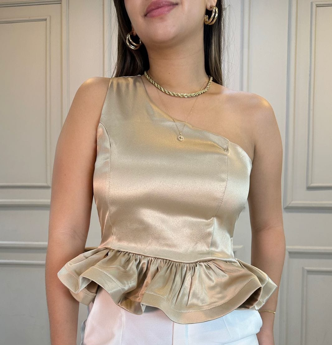 Blusa de satén dorada de un hombro