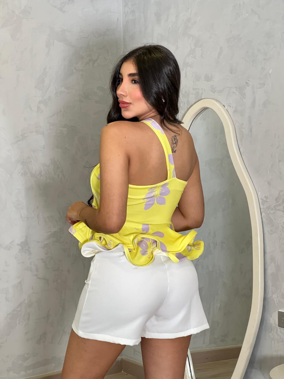 Blusa amarilla con detalles de volantes