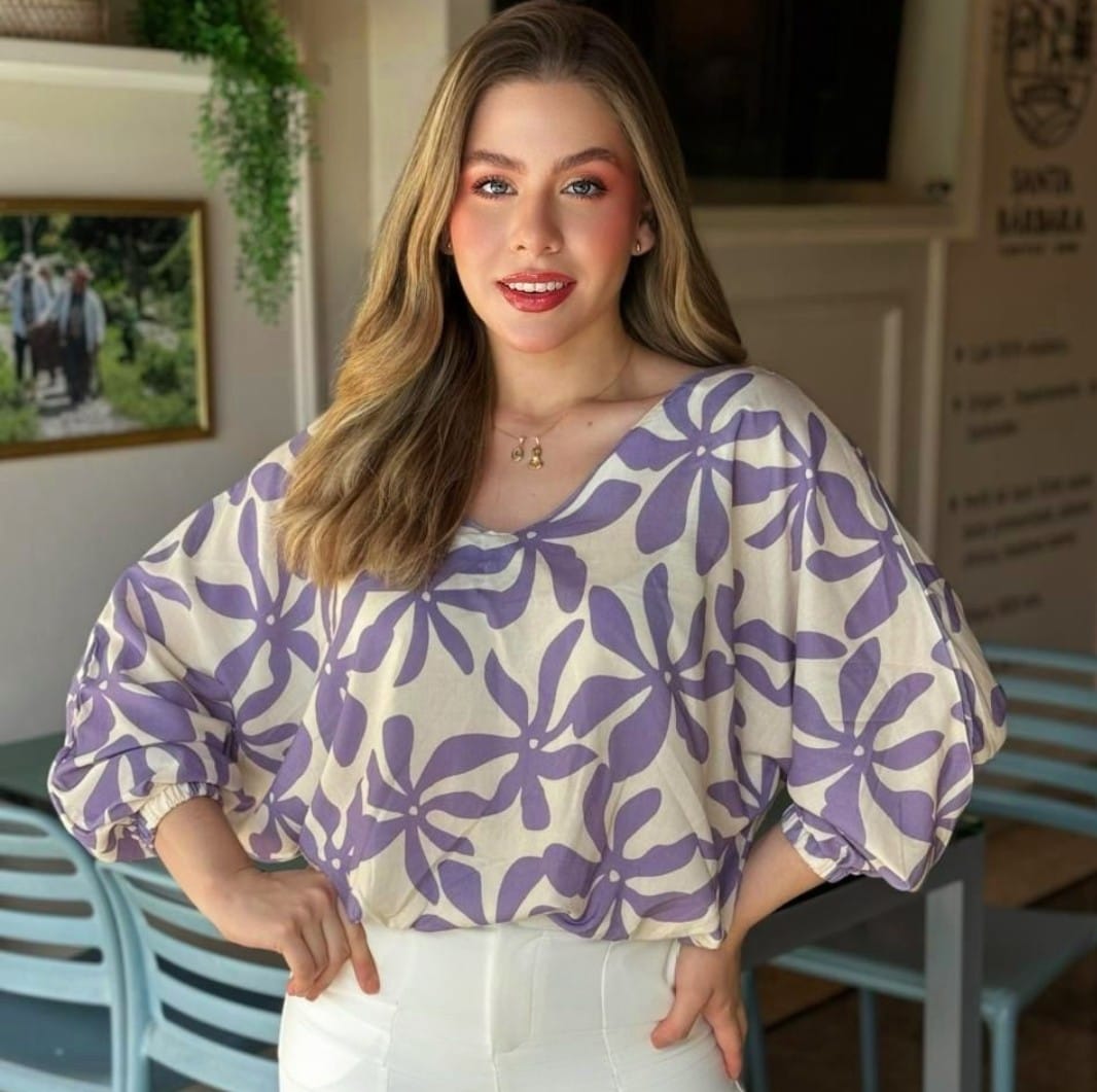 Blusa estampada de flores lilas