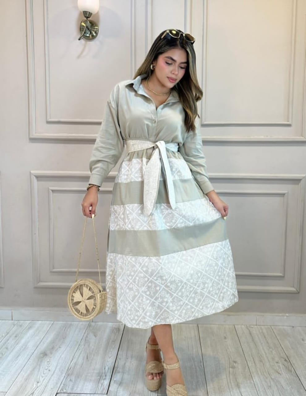 Vestido elegante beige y blanco