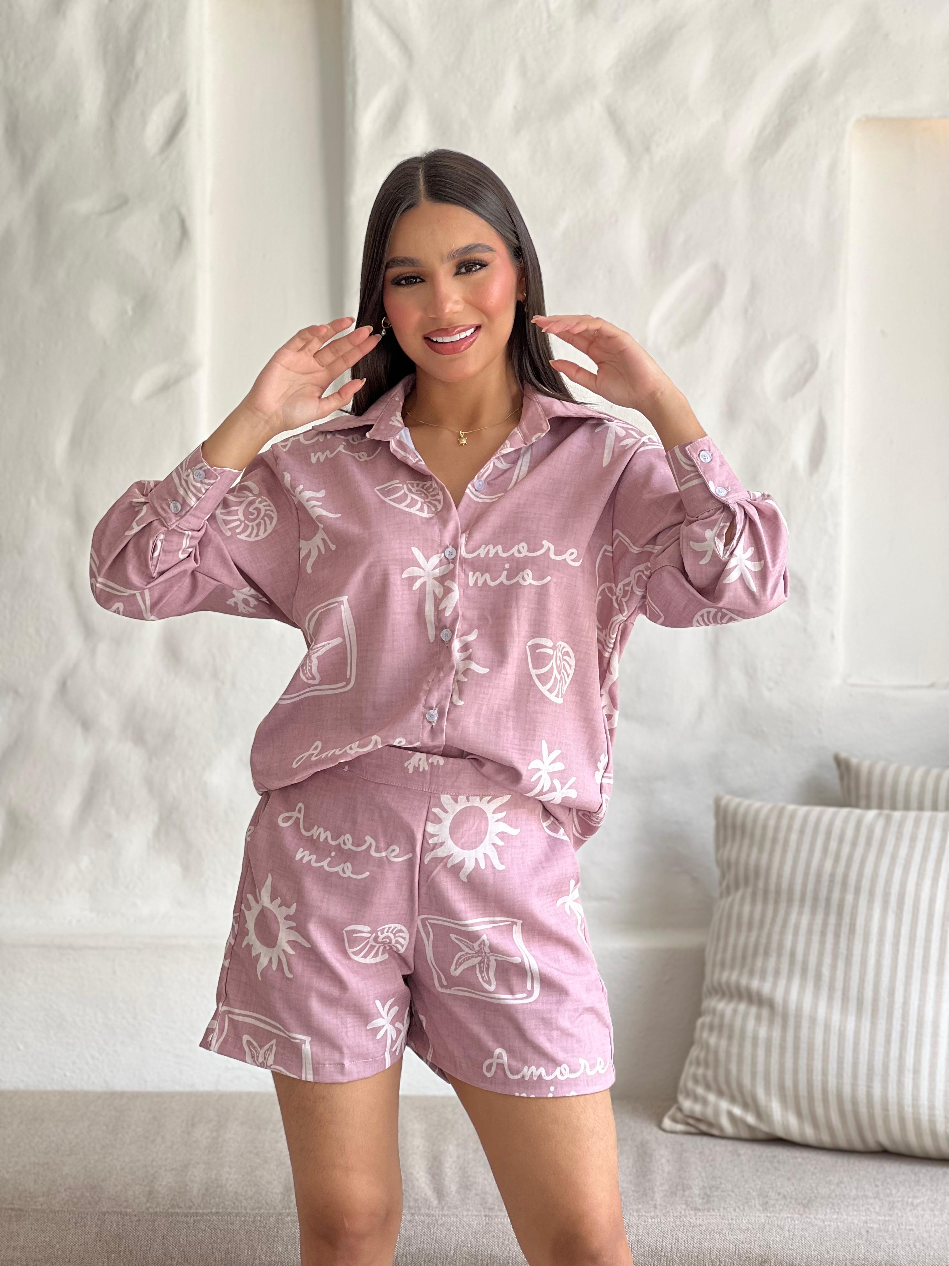Conjunto de camisa y shorts rosa