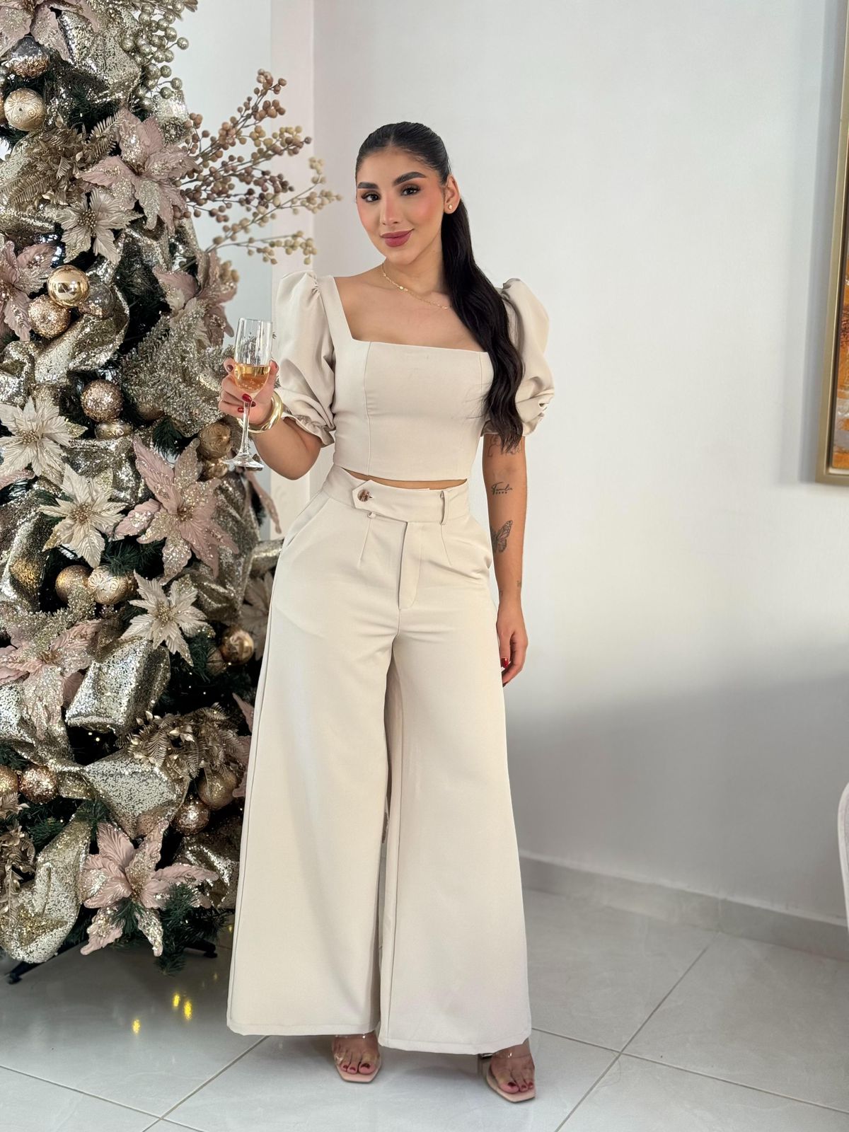 Conjunto elegante beige para mujer