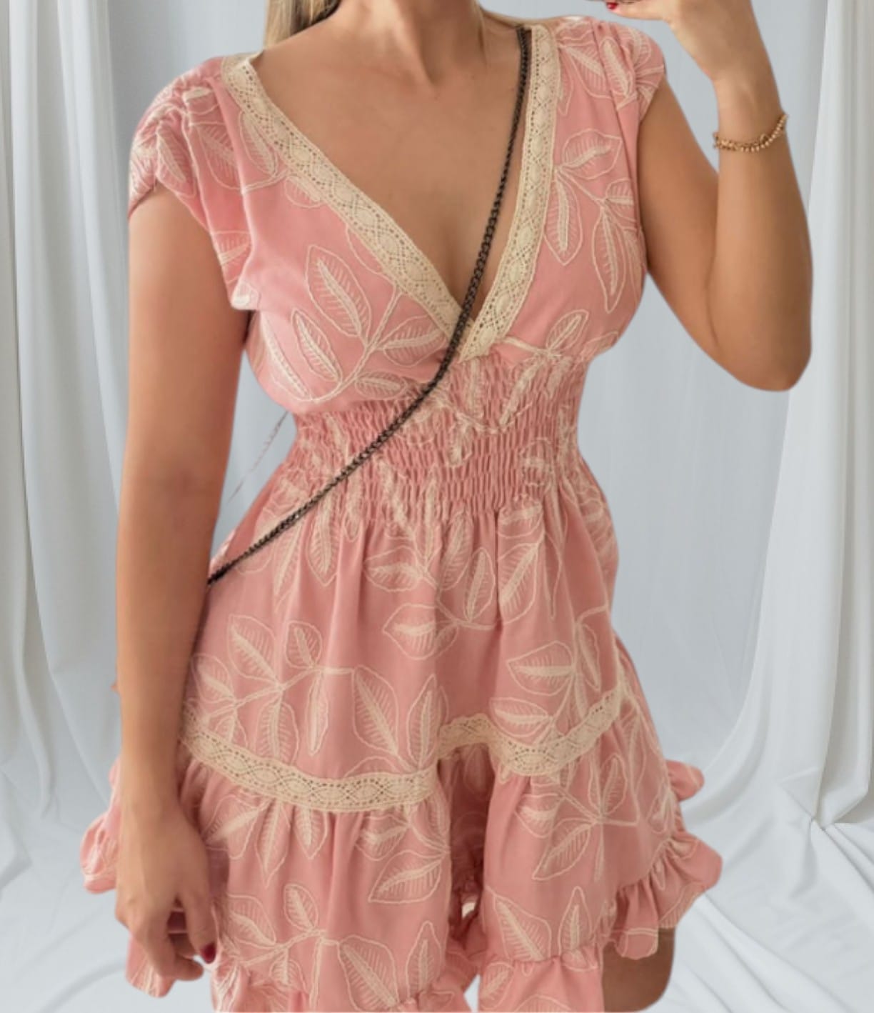 Vestido corto rosa con encaje