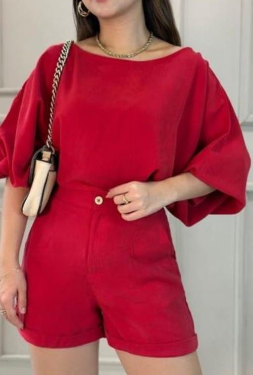 Conjunto de blusa y shorts rojos